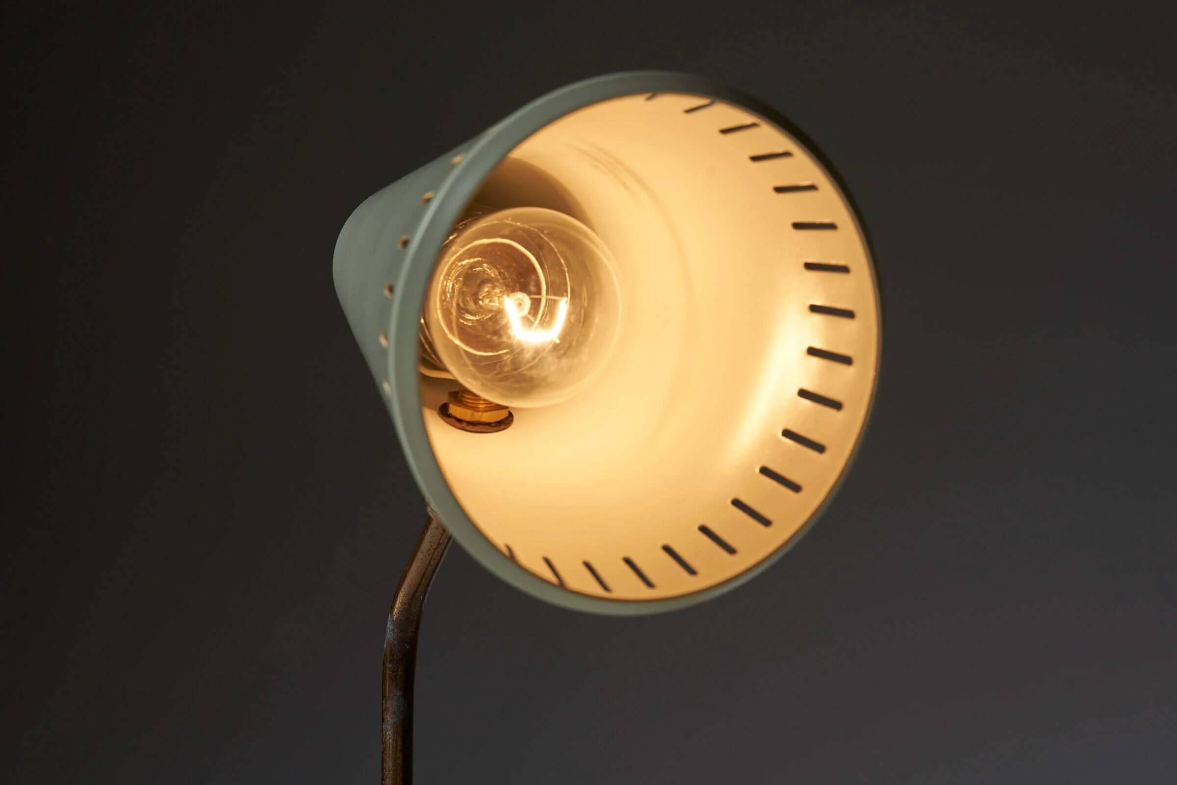 Adjustable table lamp in patinated brass and green metal