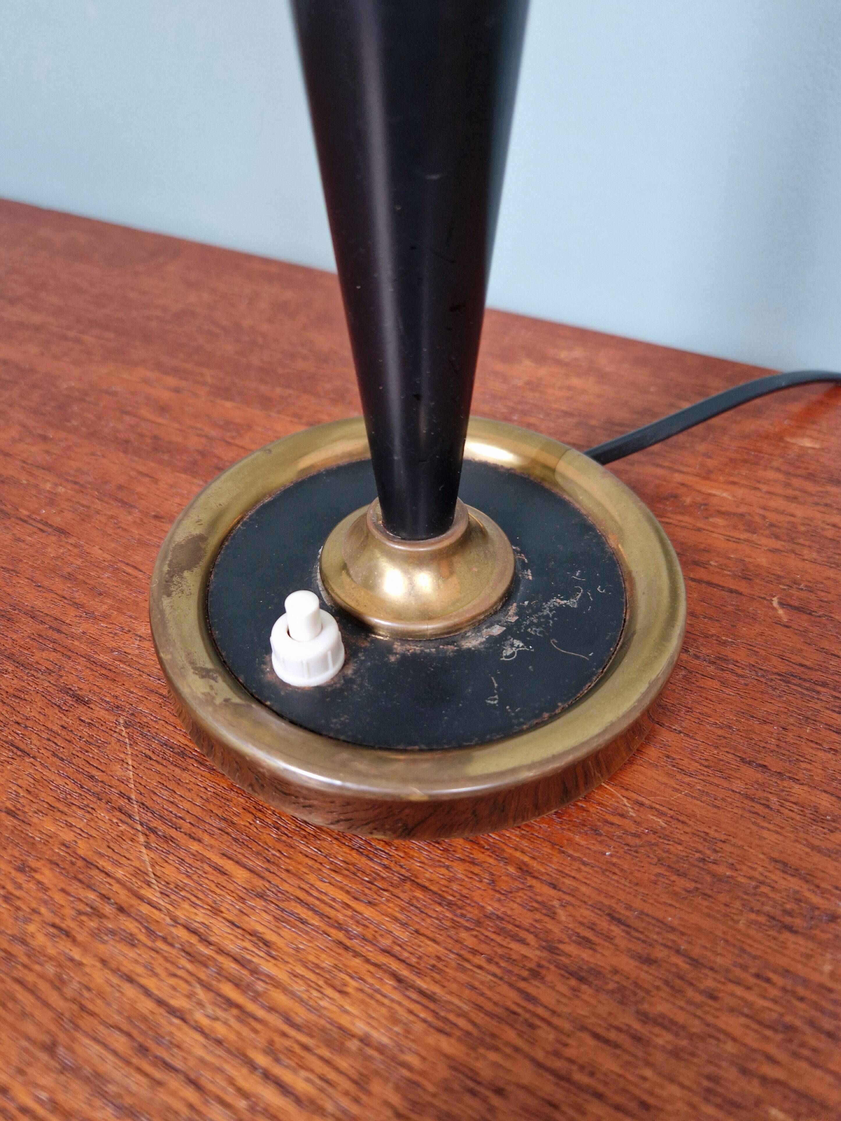 Lampe de table en métal laqué noir et verre satiné blanc, années 1950