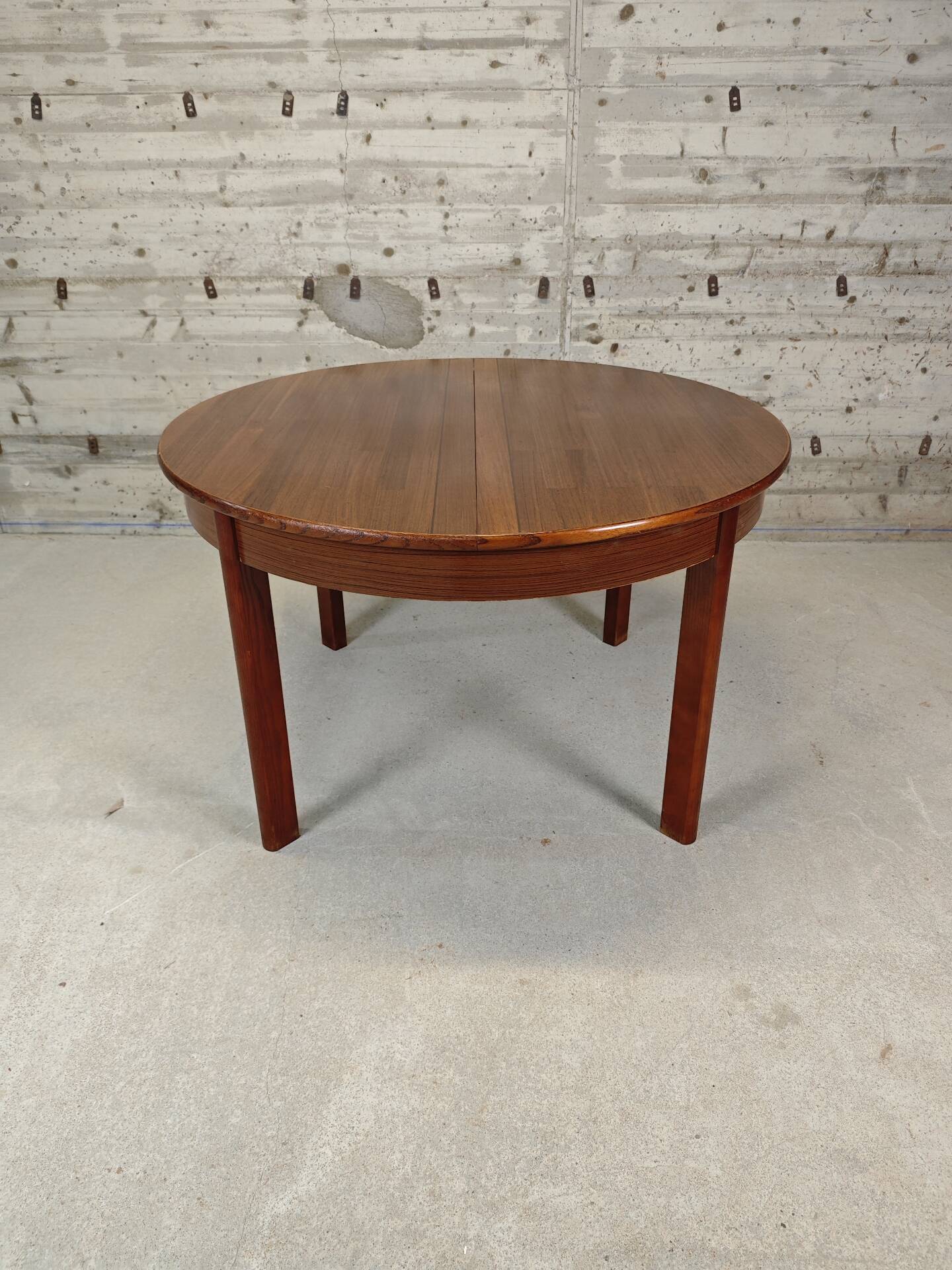 Extendable round table