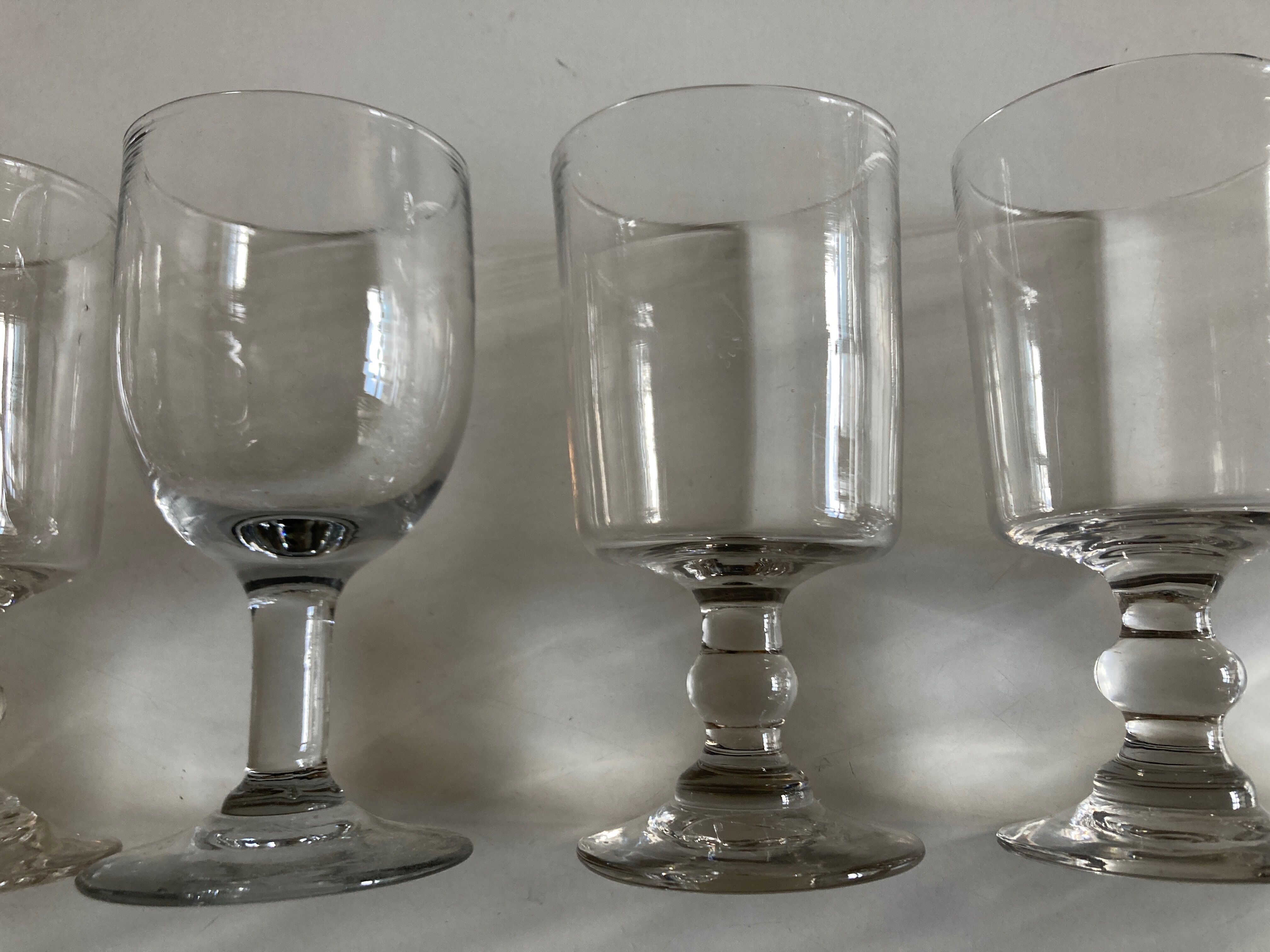 Set de 6 verres de table à pied mi 19e assortis