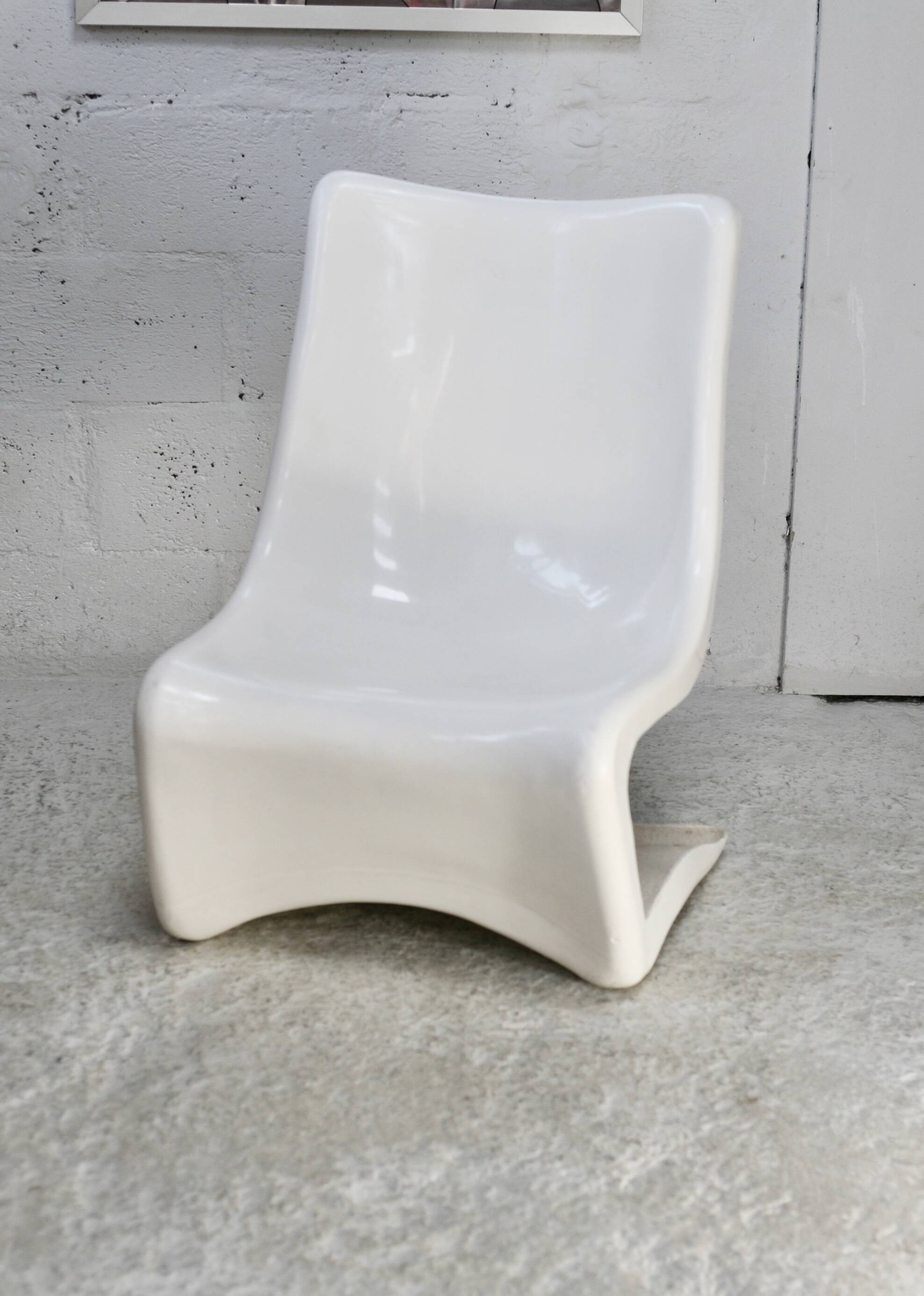 "Space age" armchair. Fiberglass. White lacquered. circa 1970