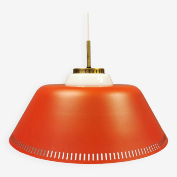 Lampe suspendue en métal laqué rouge et verre opale blanc laiteux années 1970, Danemark.