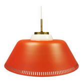 Lampe suspendue en métal laqué rouge et verre opale blanc laiteux années 1970, Danemark.
