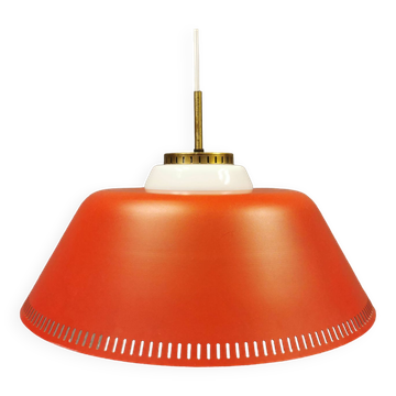 Lampe suspendue en métal laqué rouge et verre opale blanc laiteux années 1970, Danemark.