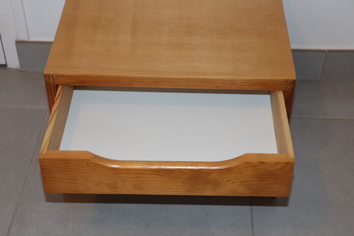 2 pine veneer bedside tables