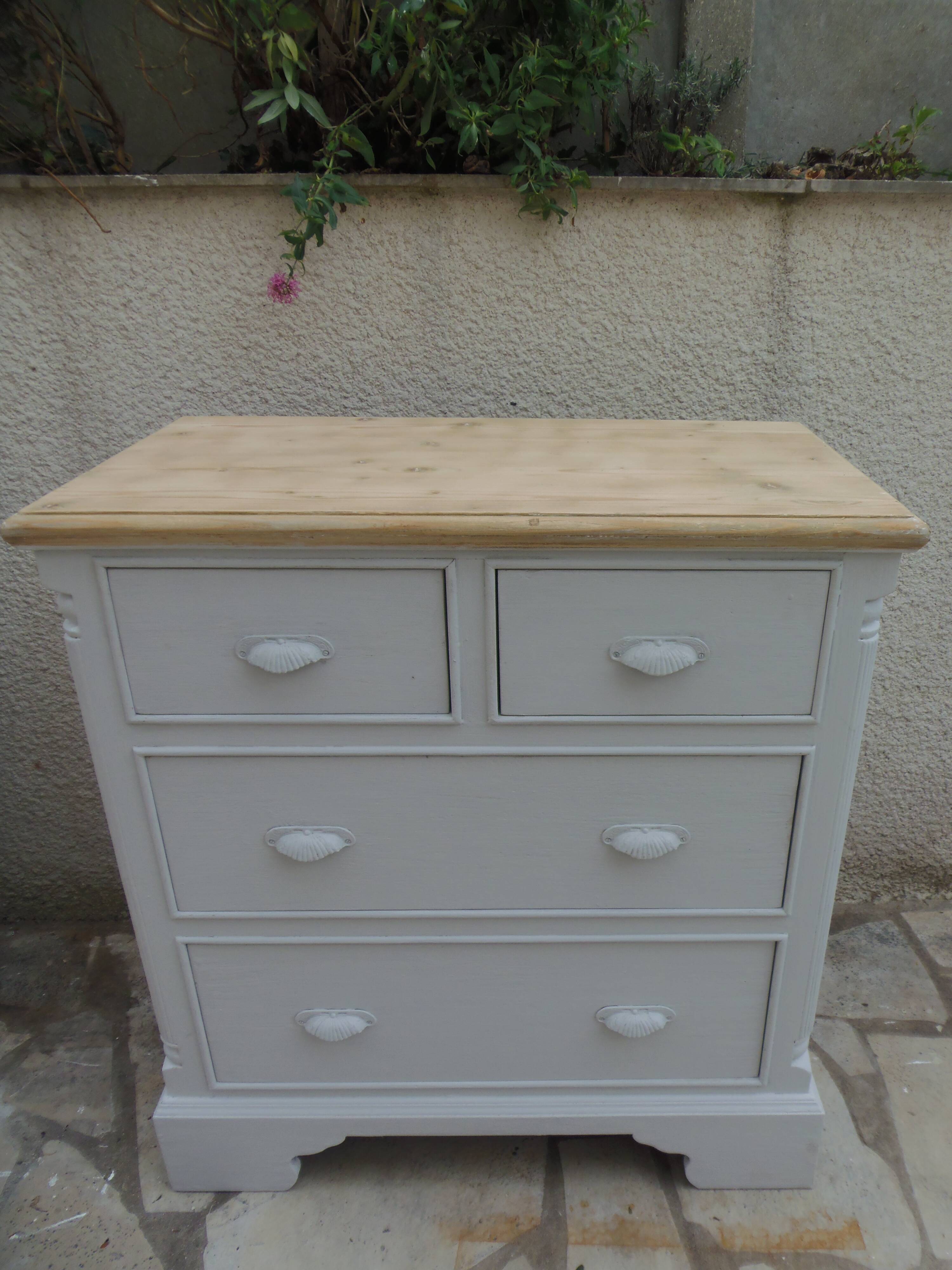 English commode of beautiful craftsmanship enhanced in pearl grey.