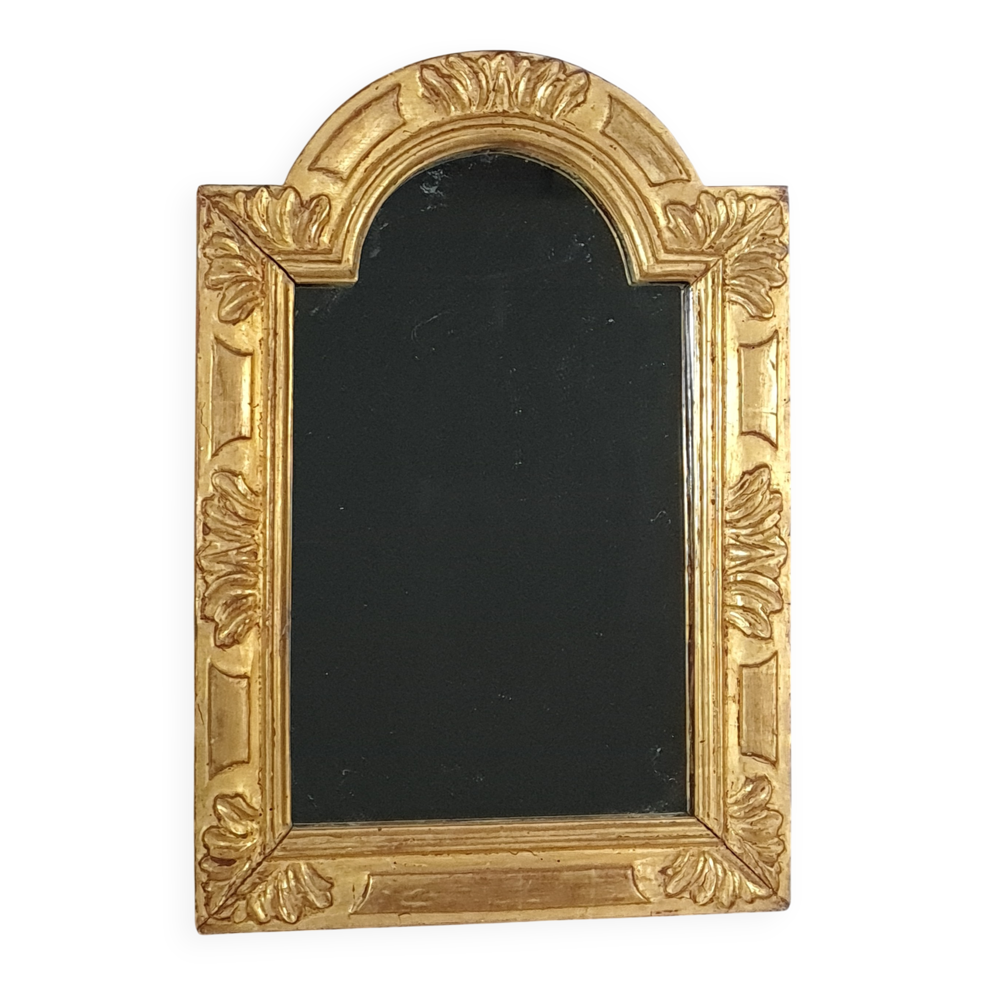 Antique mirror with hat-shaped frame, carved and gilded wood, 46x32 cm D011