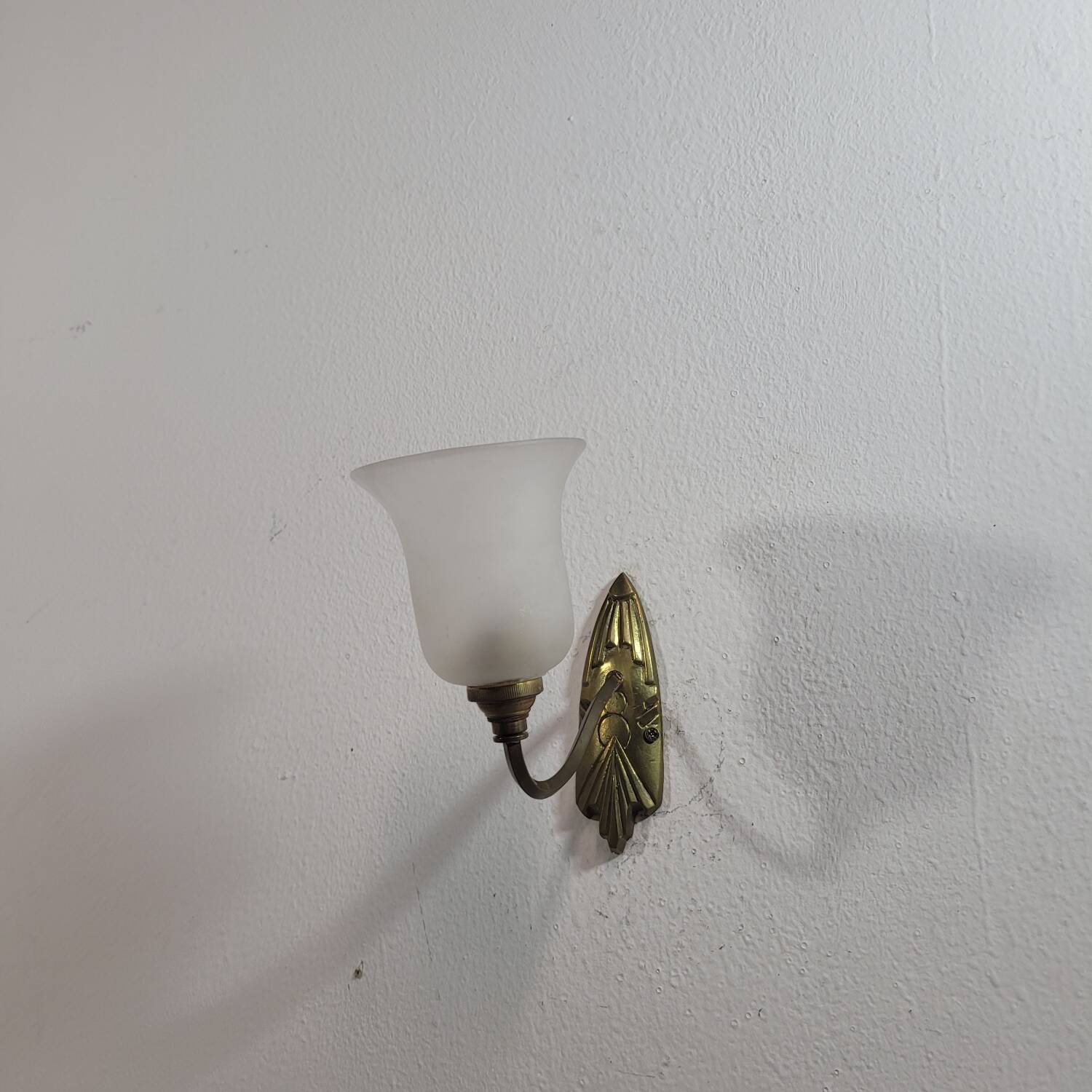 Vintage art deco wall light in opaline and brass