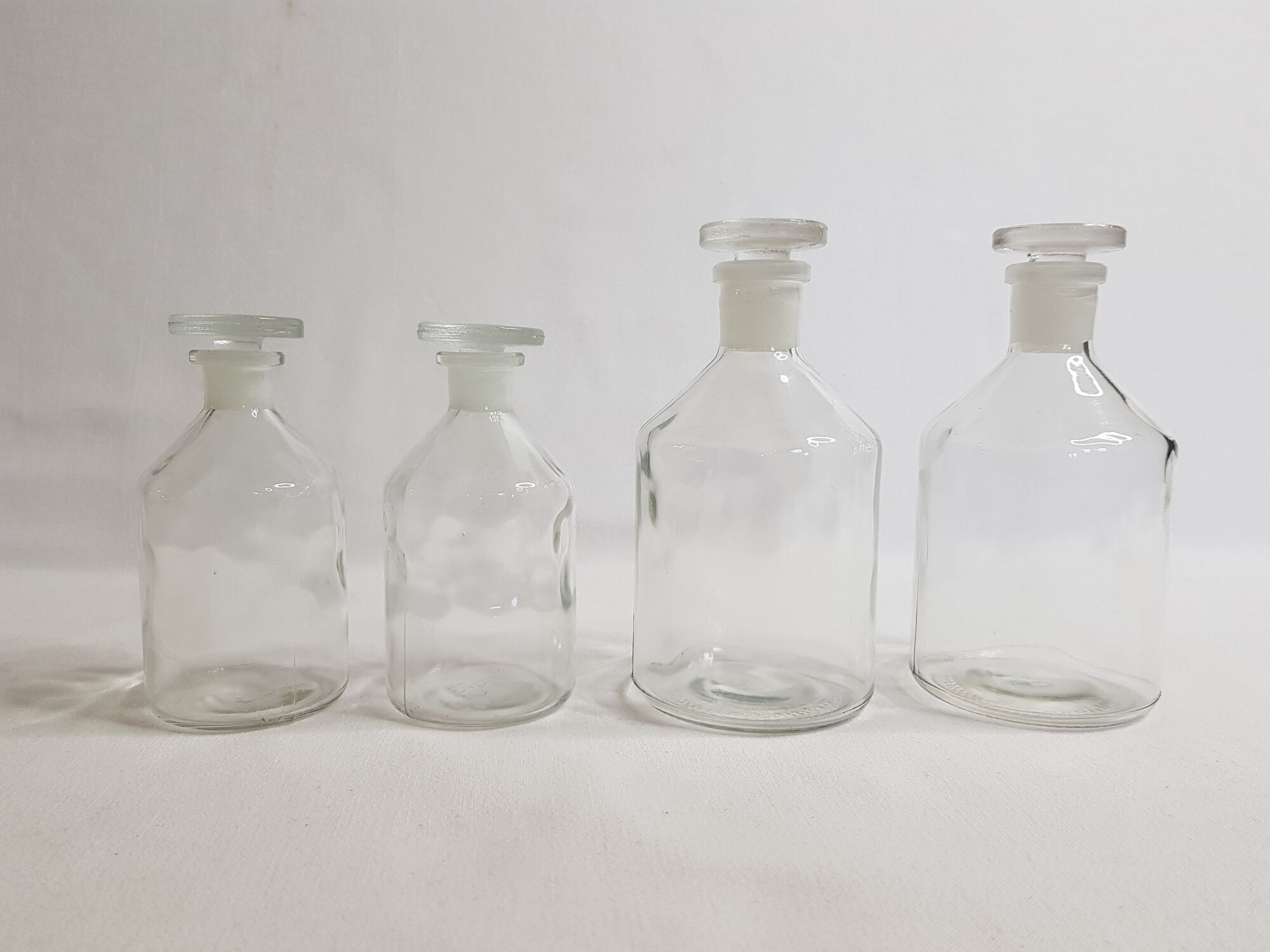 Set of four bottles of chemistry, 250 ml and 125 ml