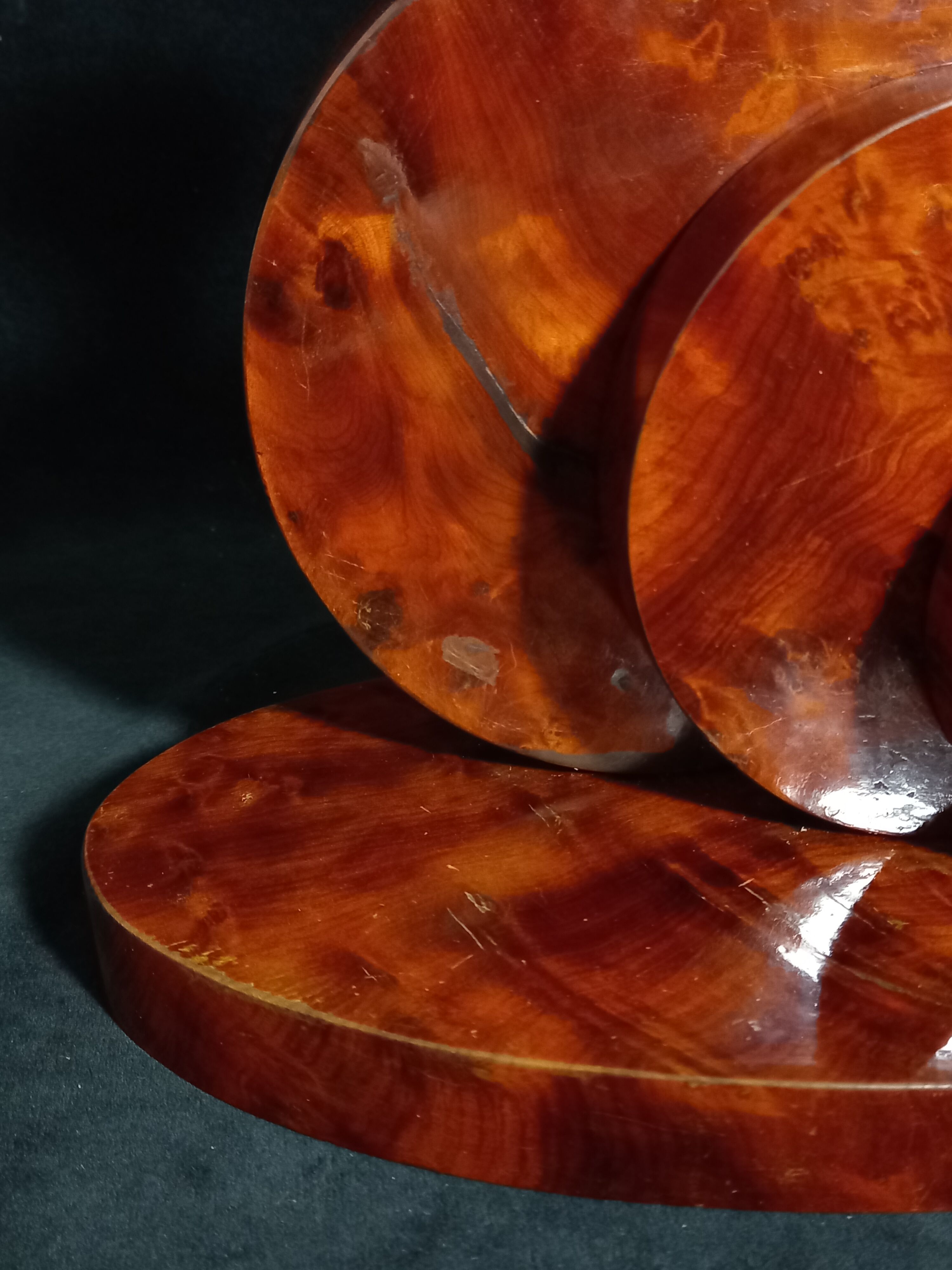 Lampe sculptural art déco en loupe d’acajou