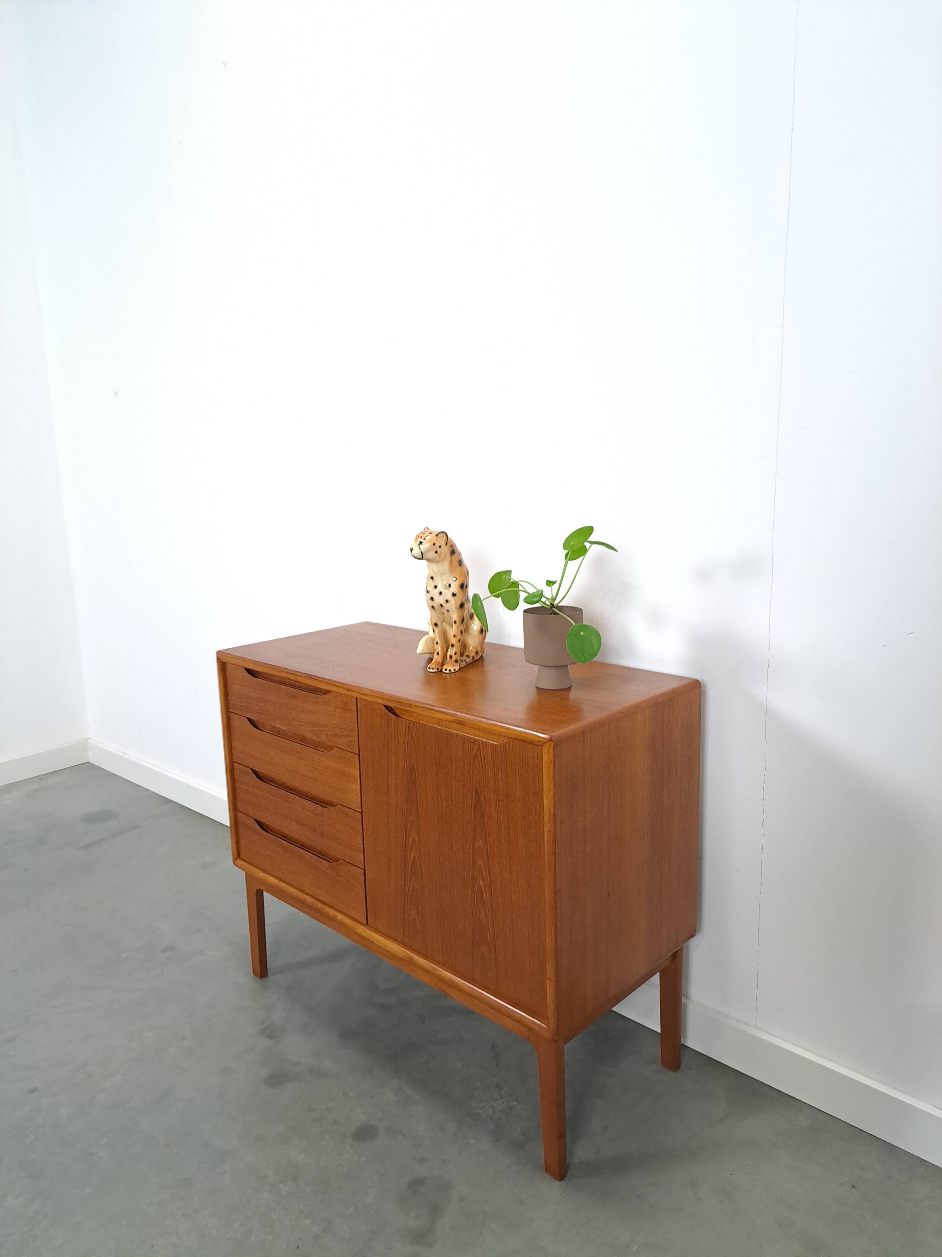 Teak Deens dressoir met lades vintage