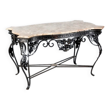 Table en fer forgé à ceinture ajourée de fleurs.plateau de marbre