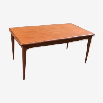 Expandable teak dining table