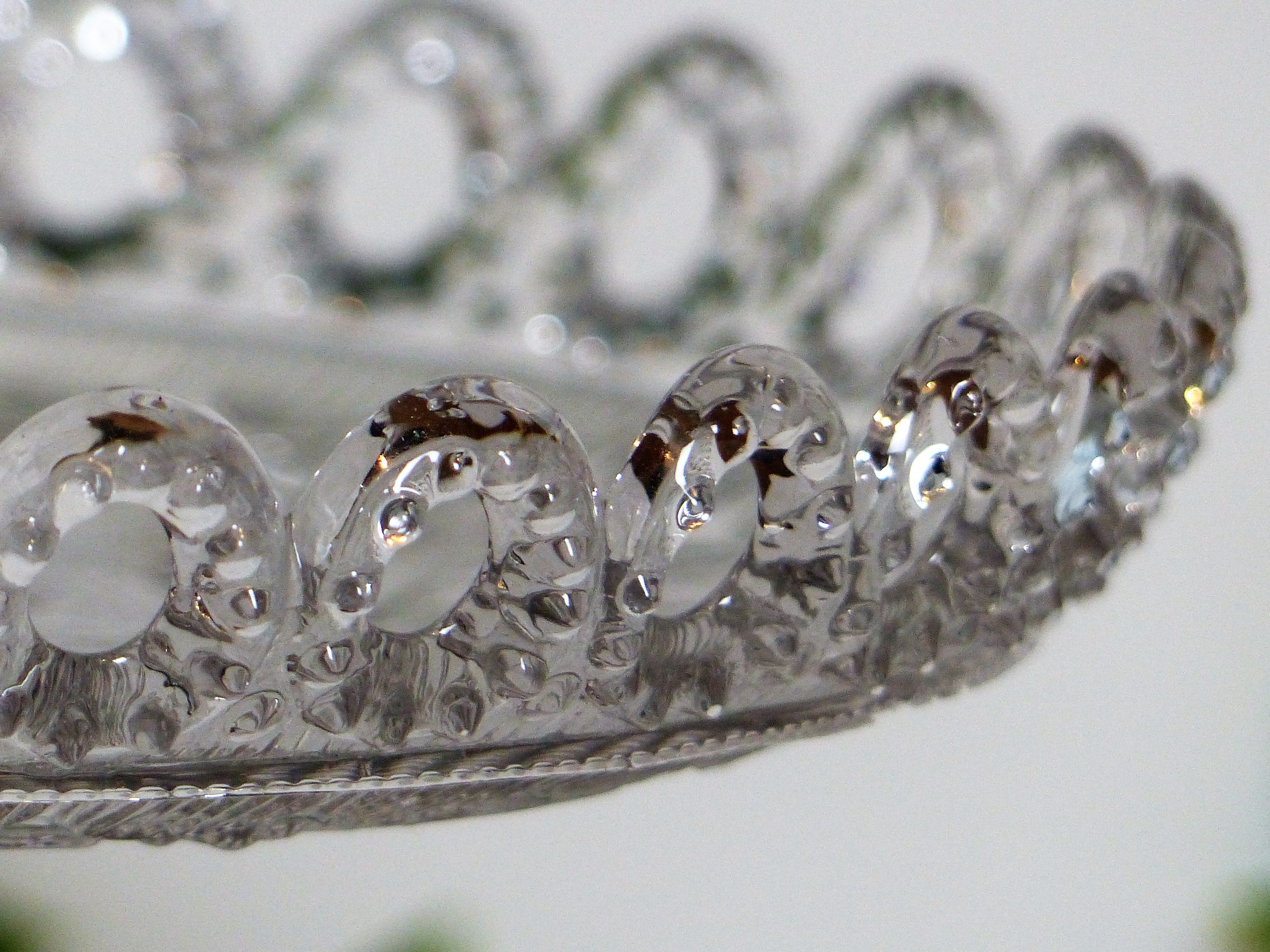 Flat, glass cake display