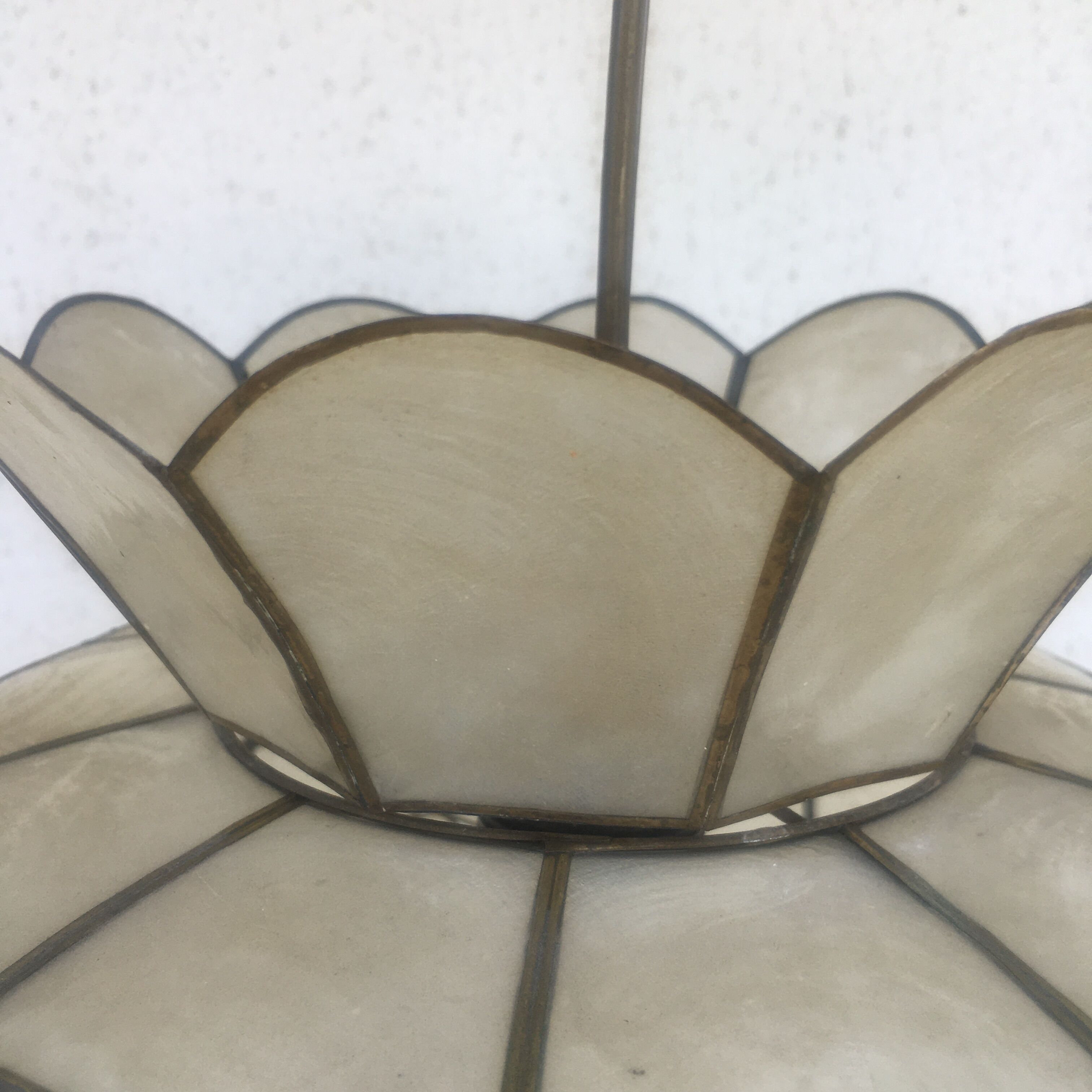 Mother-of-pearl suspension