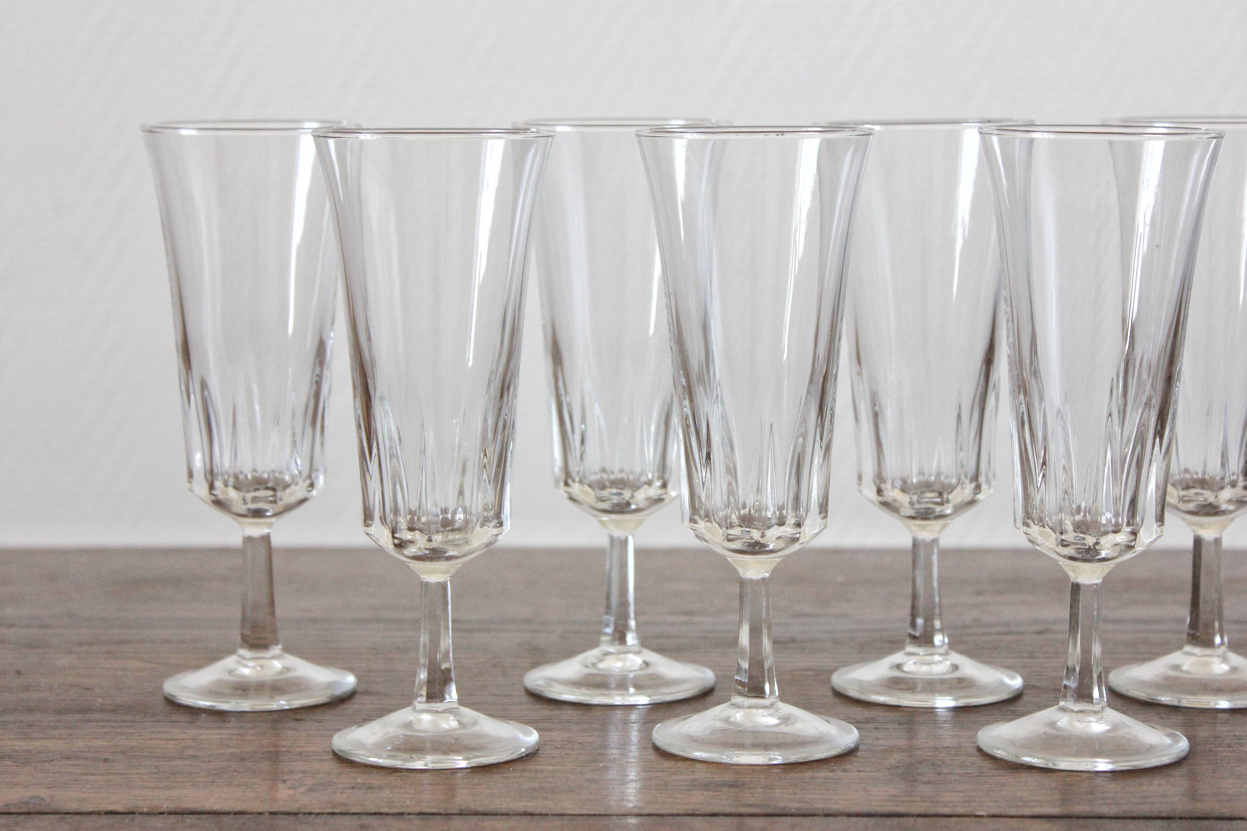 8 flûtes à champagne en verre modèle Regence Luminarc, vintage