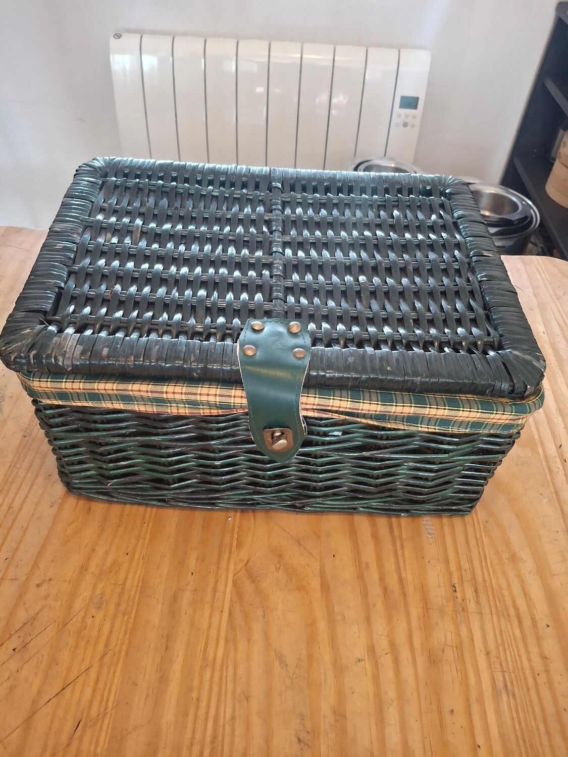 Vintage green wicker picnic basket – tartan interior