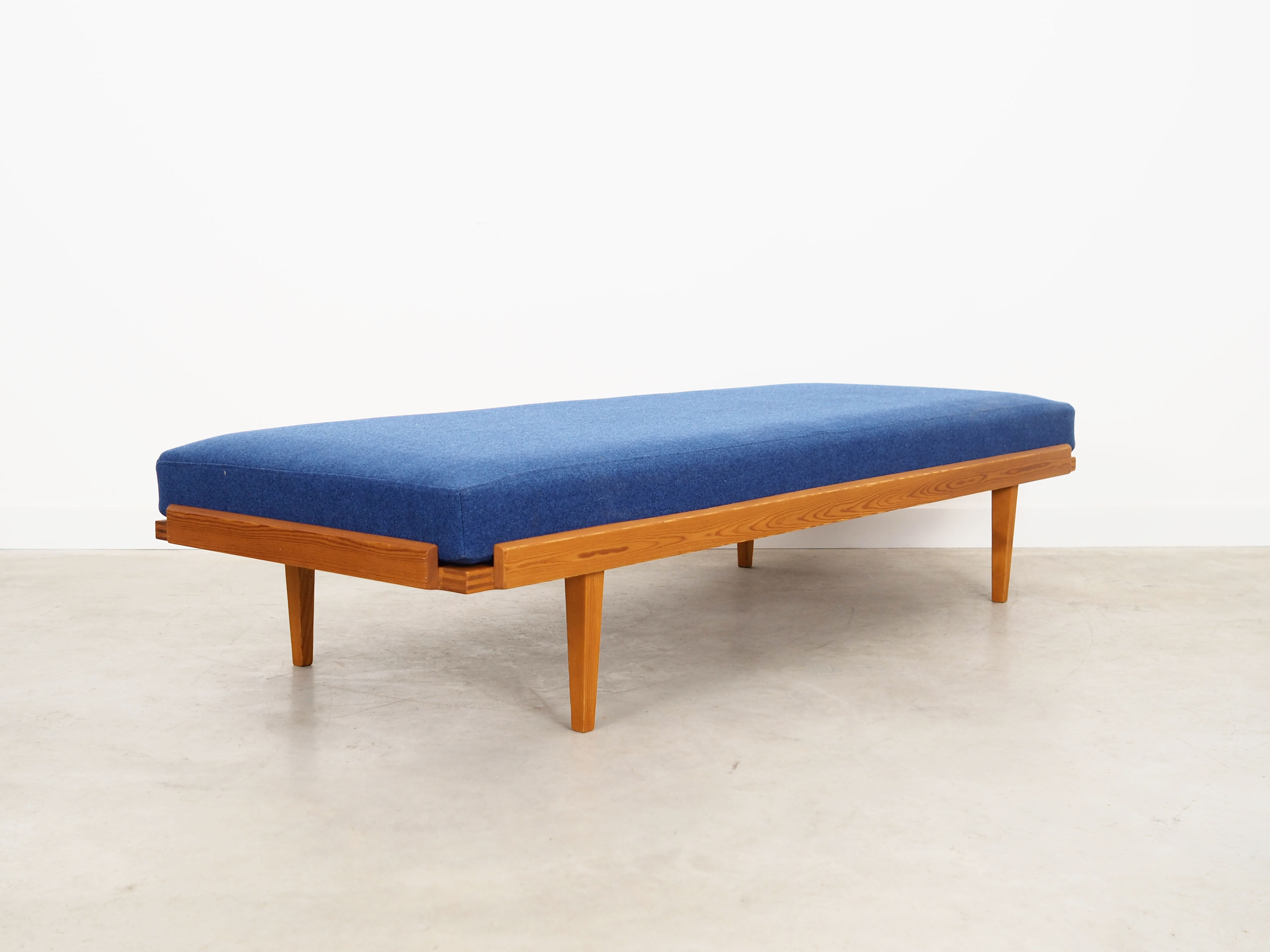 Pine daybed, Danish design, 1970s, manufactured by Horsens Møbelfabrik