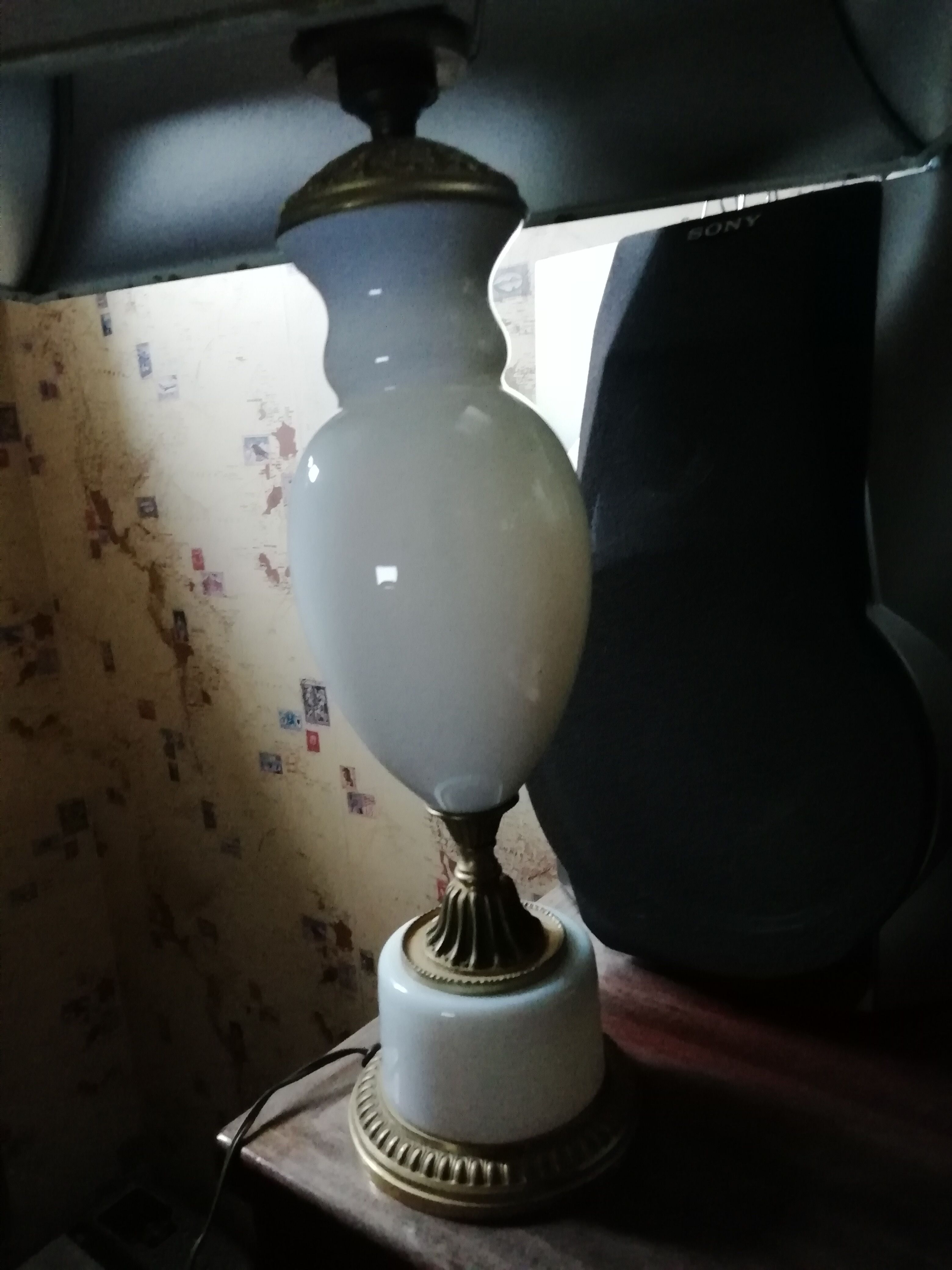 Vintage lamp with white opaline foot