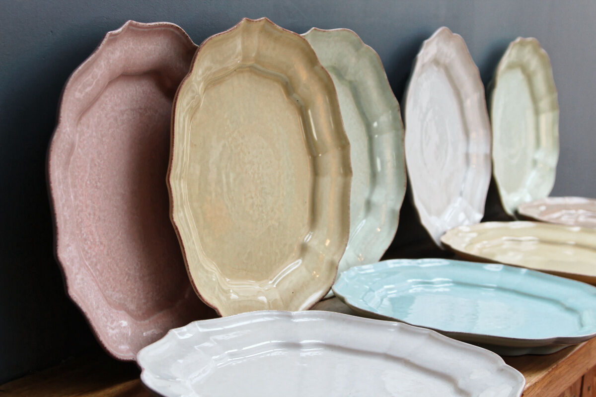 Lot de 9 assiettes de présentation multicolores