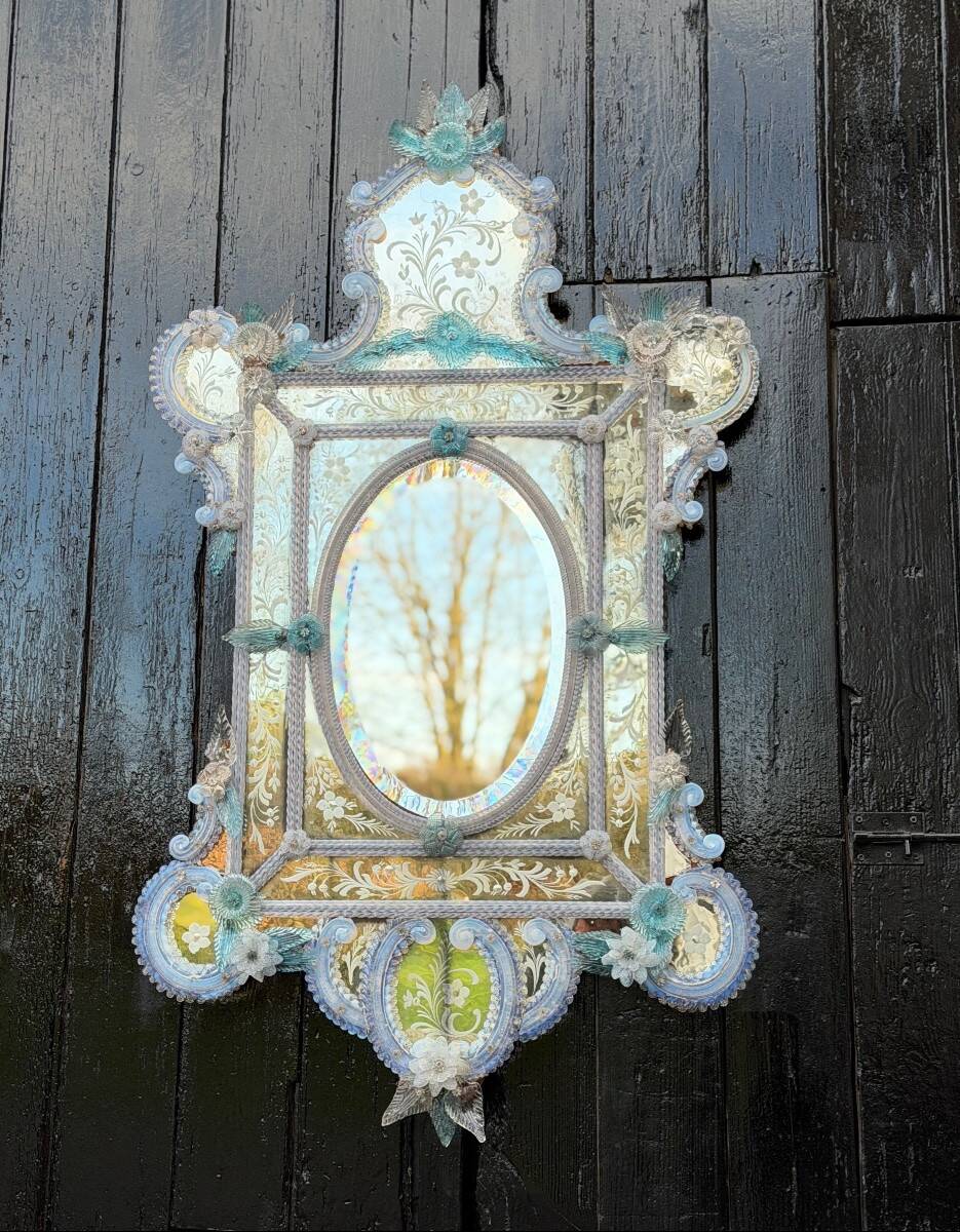Miroir vénitien en verre de Murano, en camaïeu de bleu, vers 1880