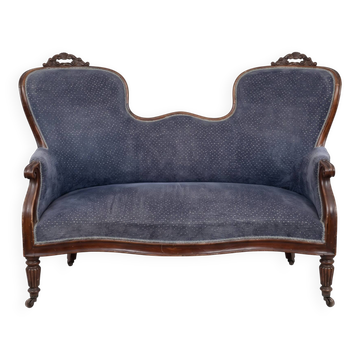Elegant and charming Napoléon III sofa.