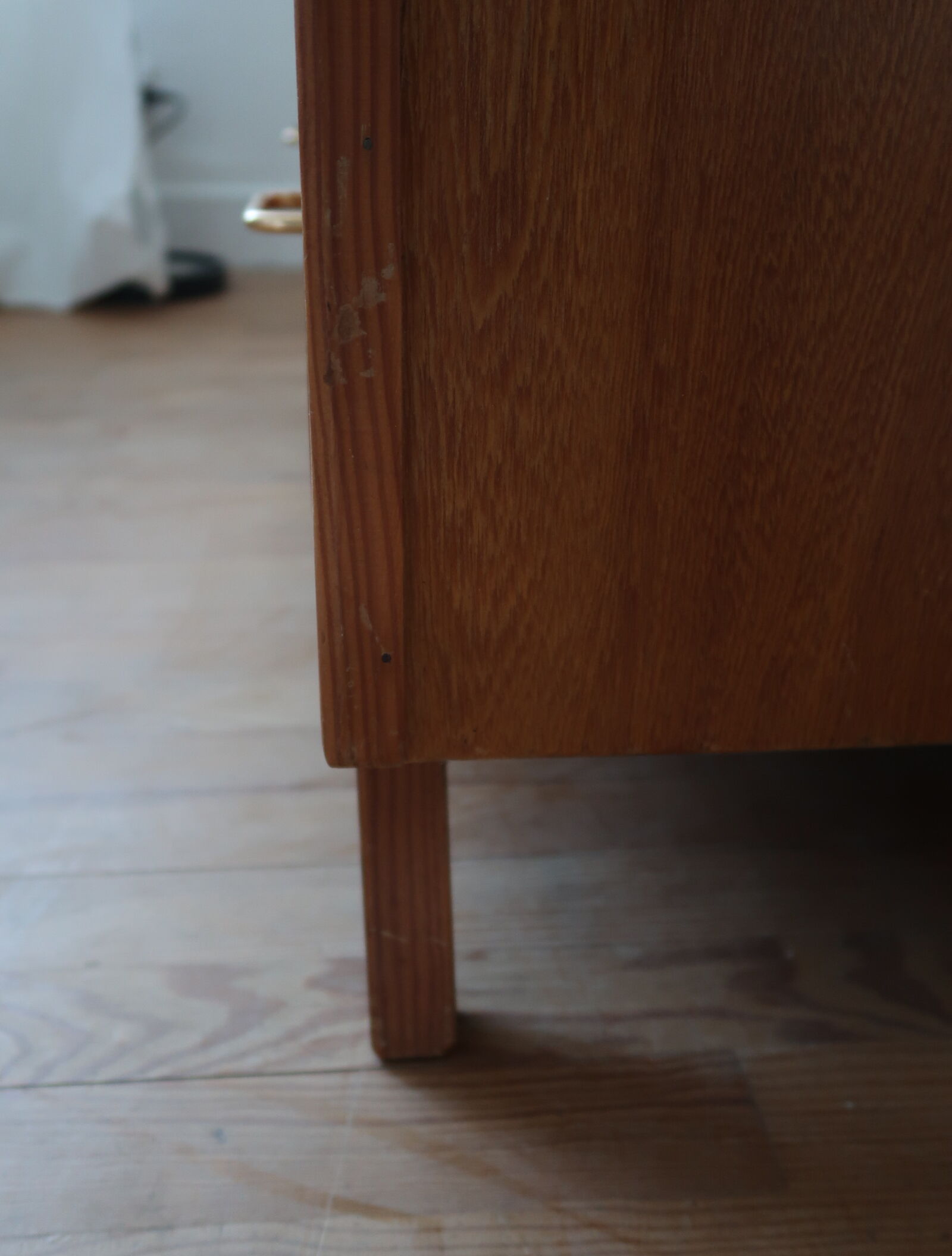 Armoire pieds compas
