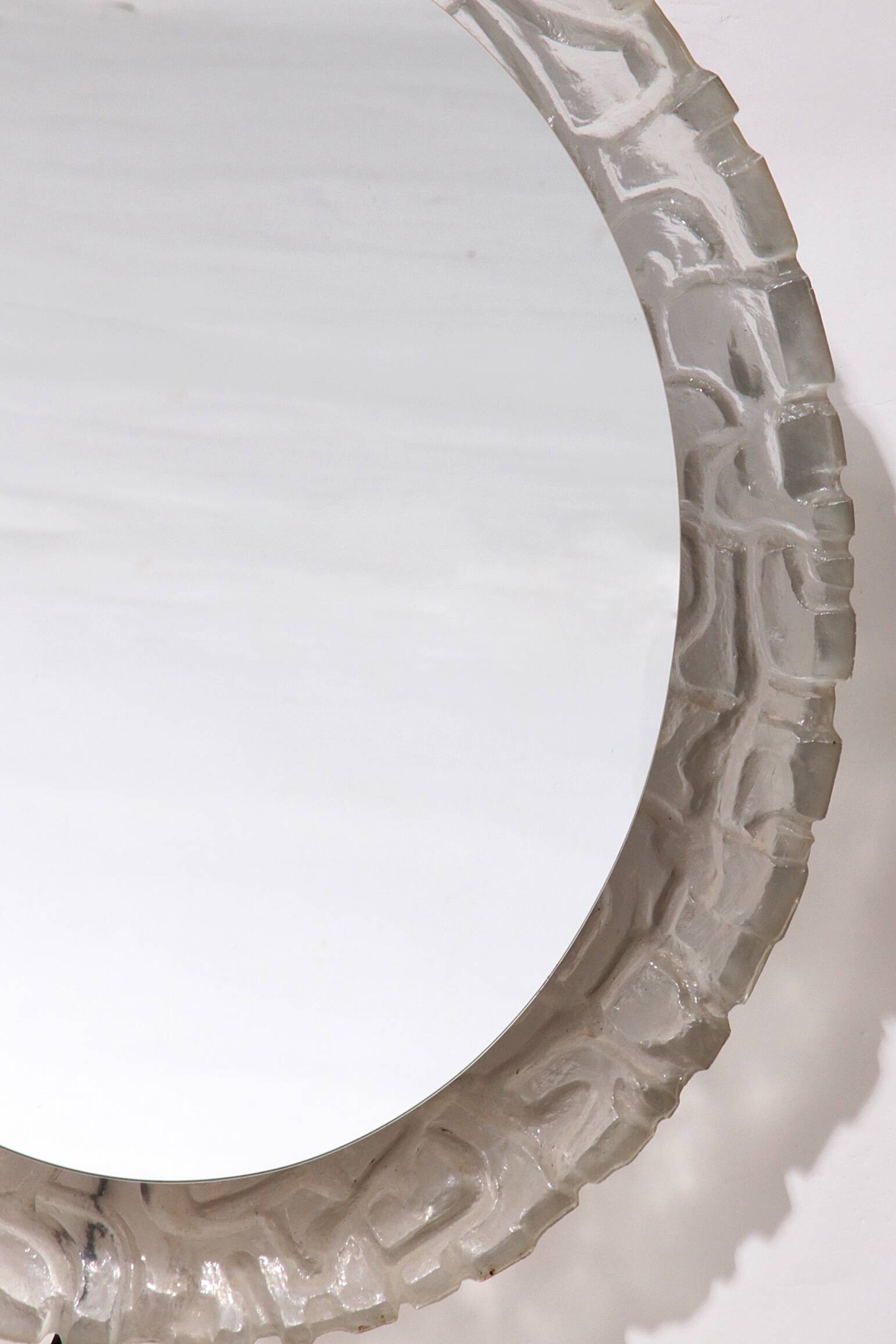 Miroir mural de salle de bain ovale avec éclairage et bord en plexiglas - Hillebrand