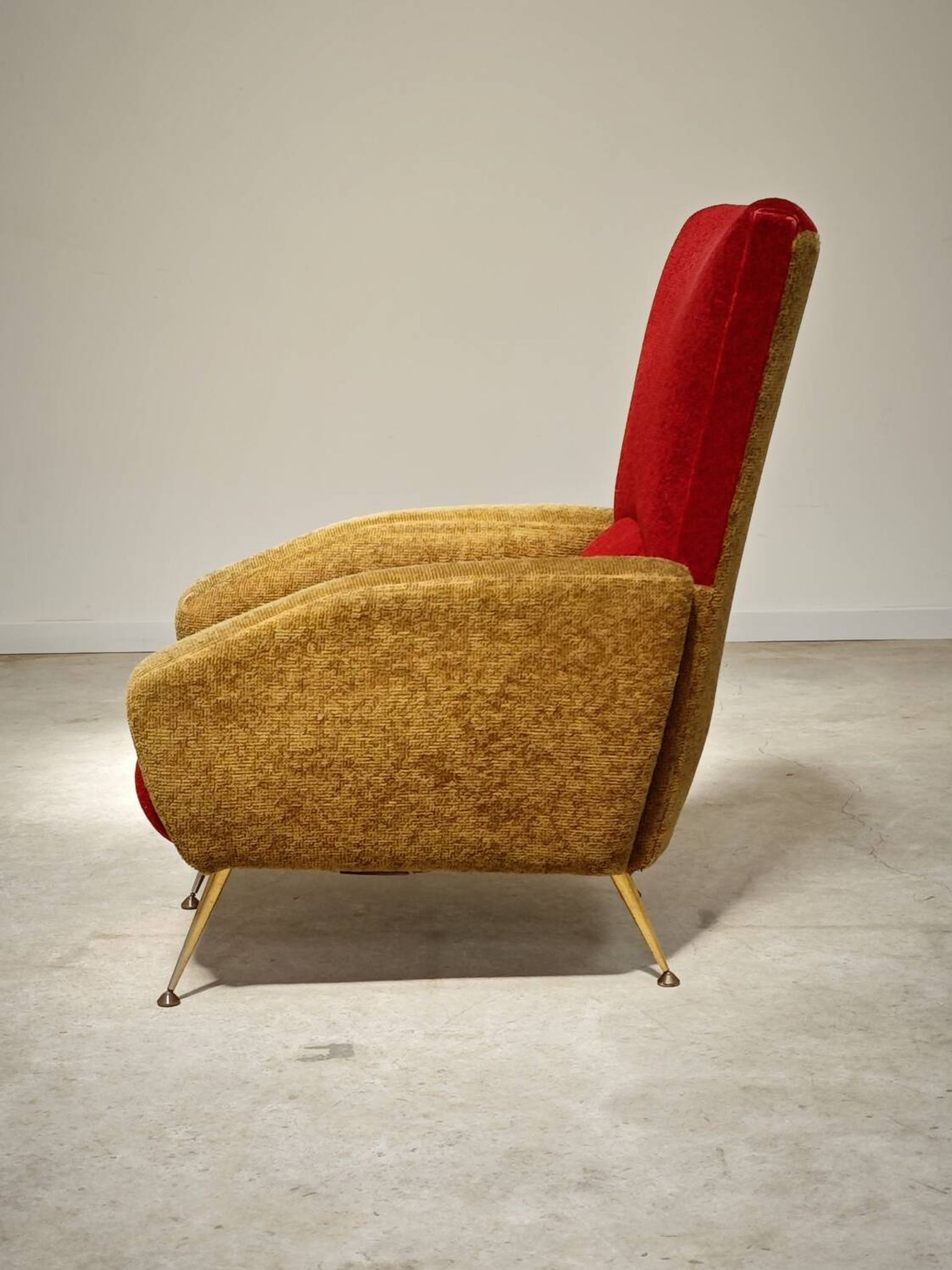 Fauteuil tissu rouge et jaune moutarde style bouclette 1970