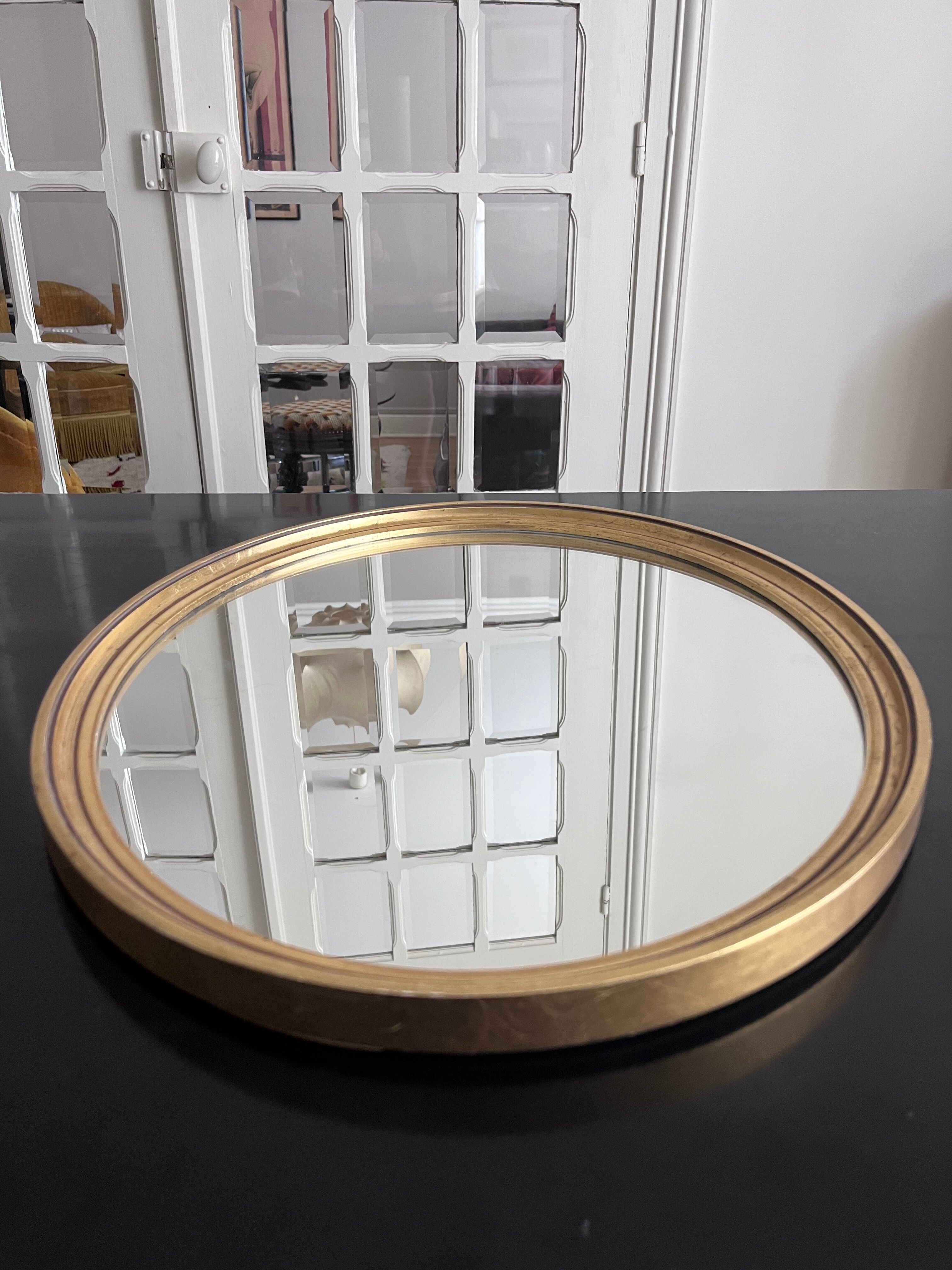 Oval mirror in gilded wood 43x53cm