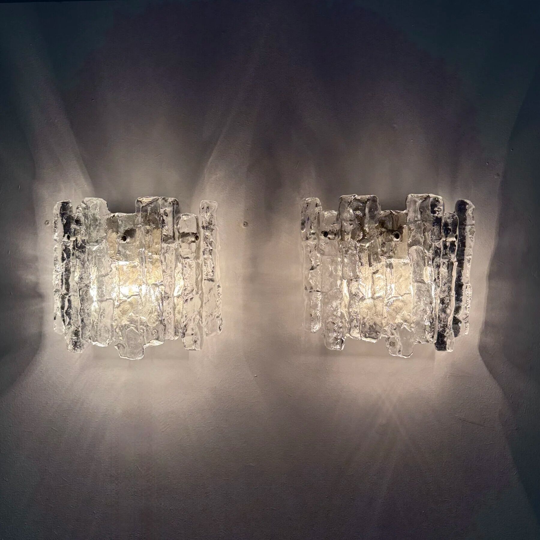 Paire de appliques murales en verre glacé et métal par J.T. Kalmar pour Kalmar, années 60.