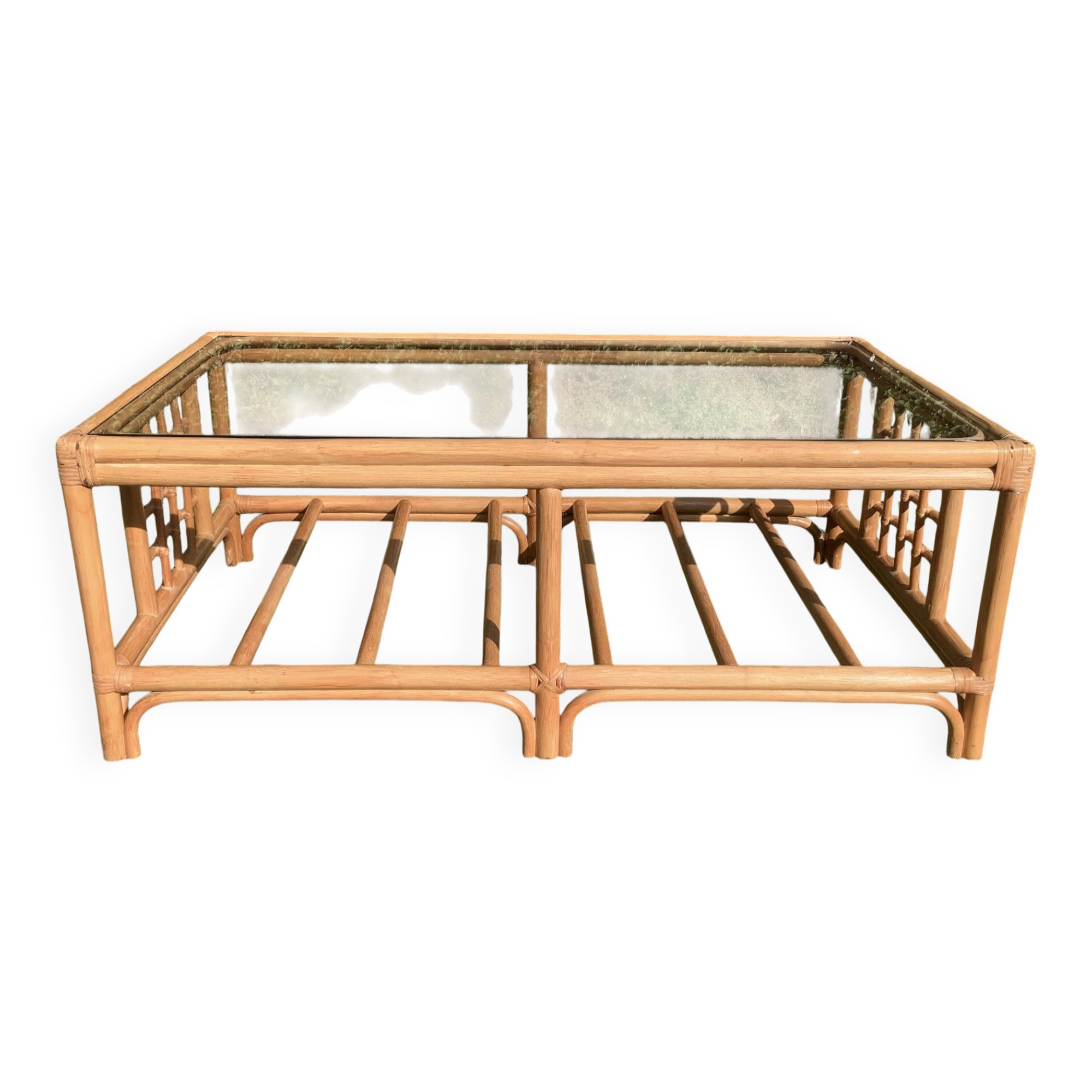 Table basse vintage en rotin et verre