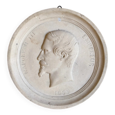 Médaillon mural, portrait de Napoléon III en plâtre beige, 1859