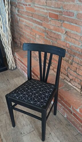 Chaise noire bistro géométrique