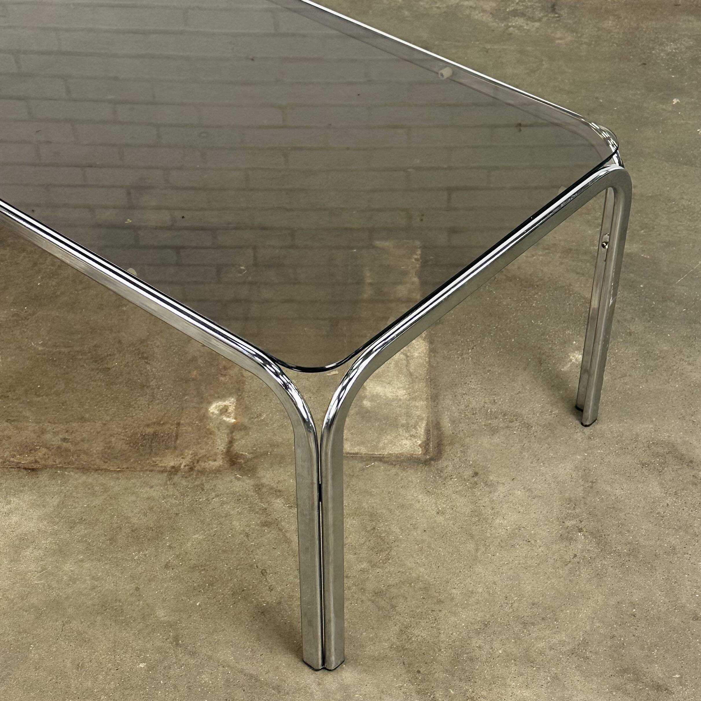 Table basse vintage à structure tubulaire et verre fumé