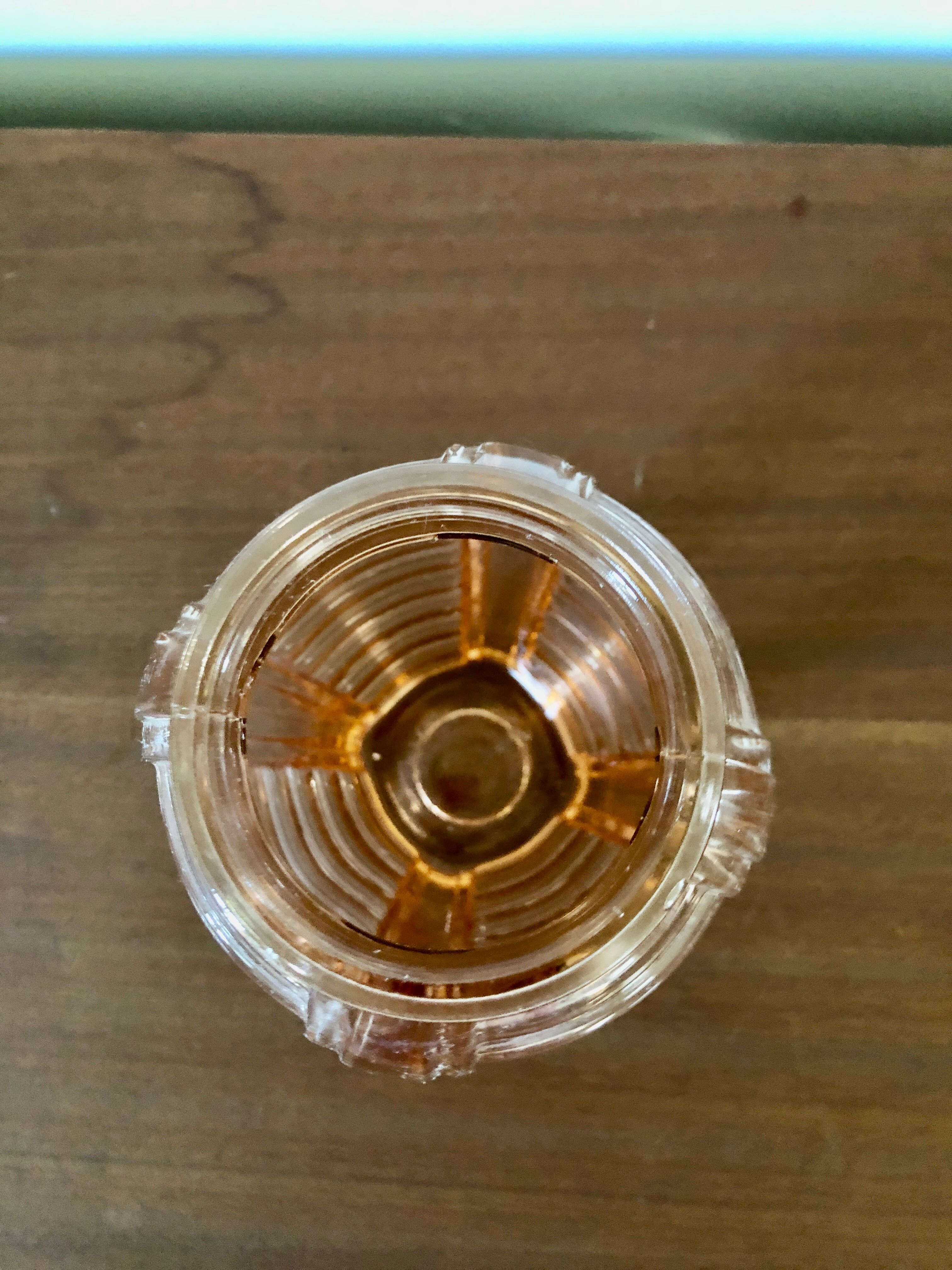 Vase en verre rose art déco