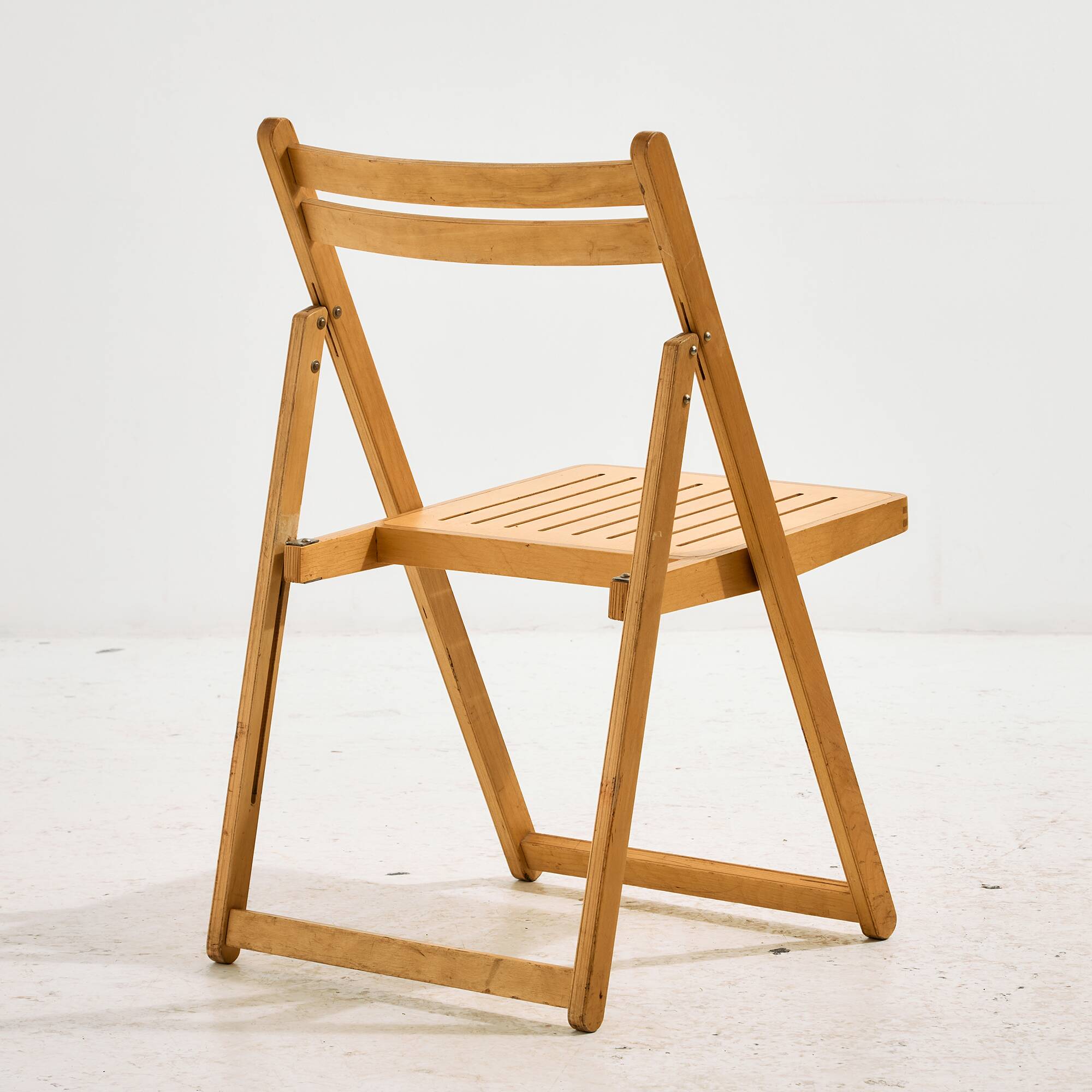 Foldable beech chair