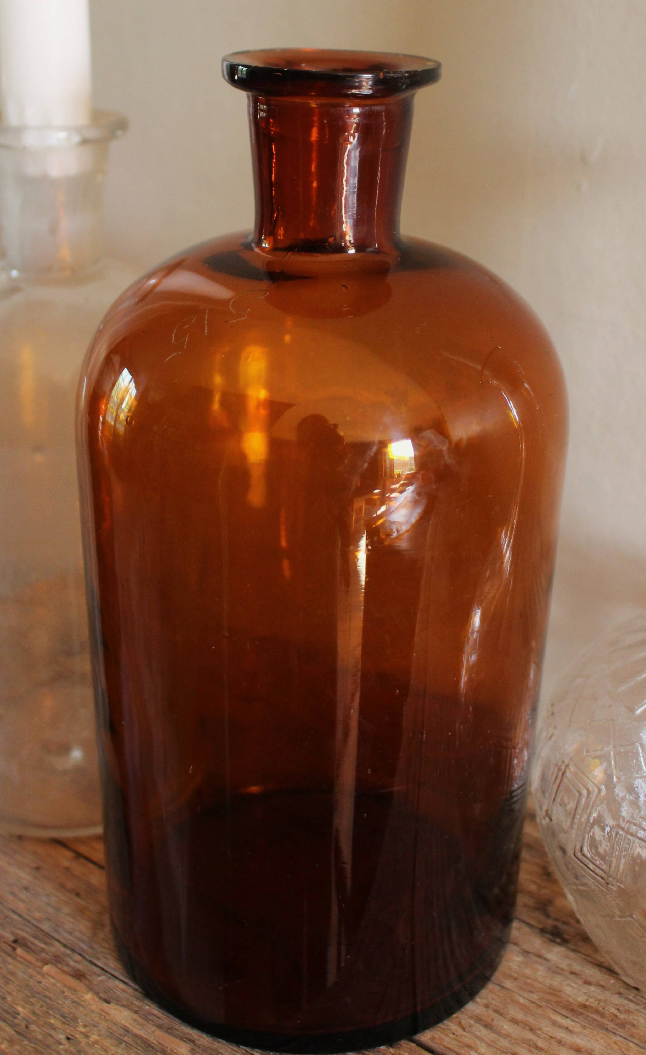 Vase en verre ambré flacon vintage
