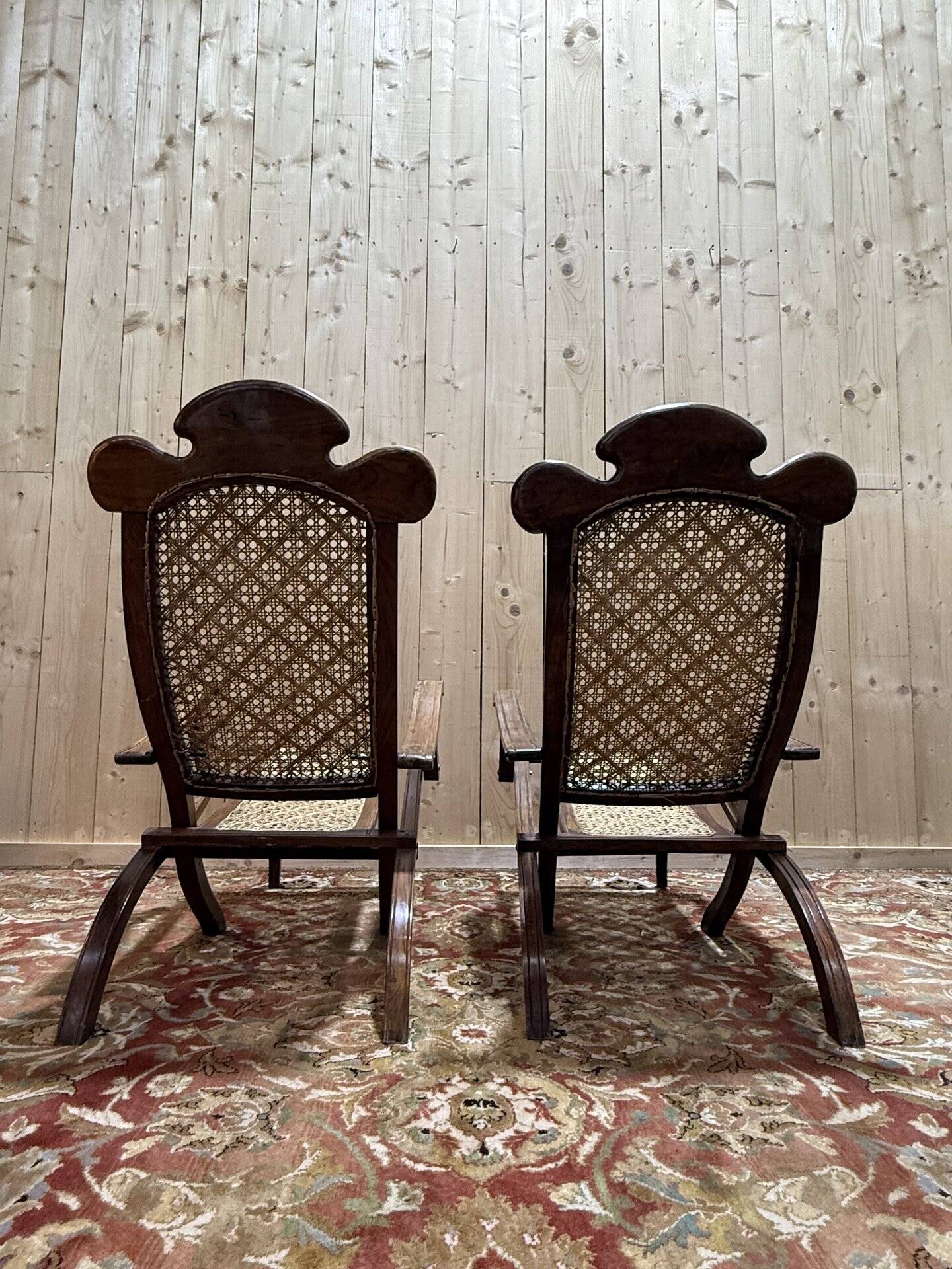 Paire de chaises longues de bateau en cannage