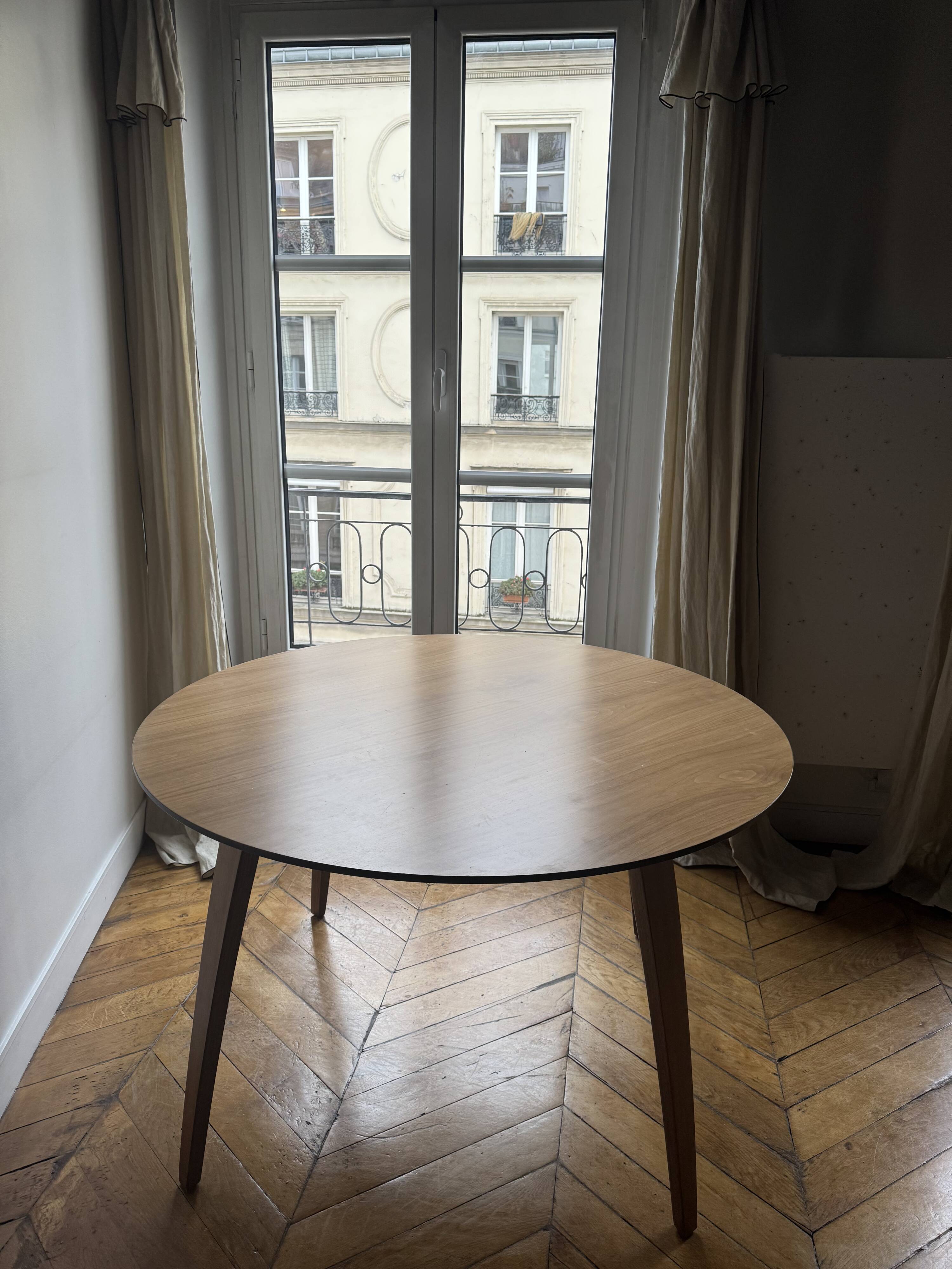 GUBI - Round dining table in walnut