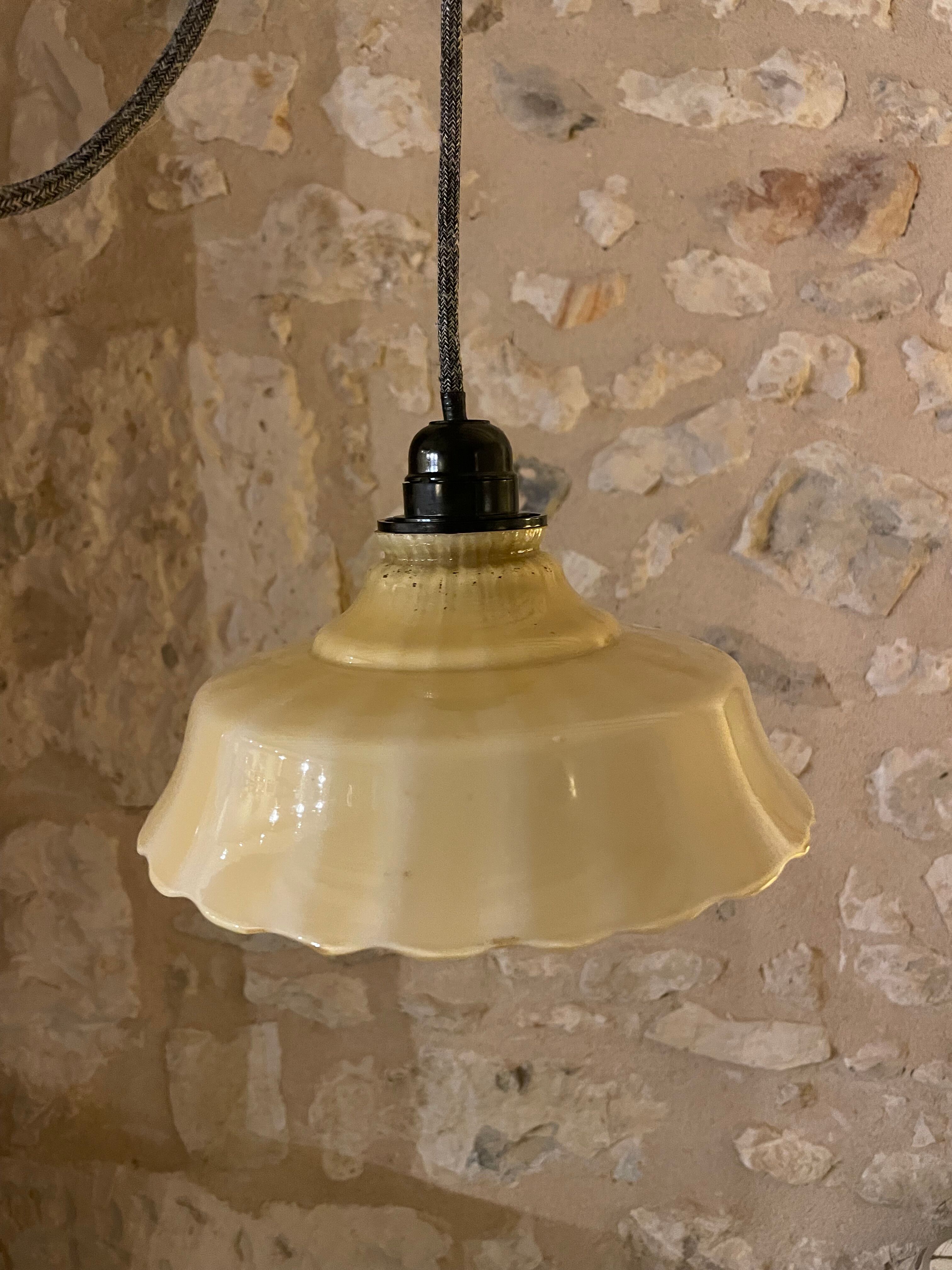 Opaline suspension