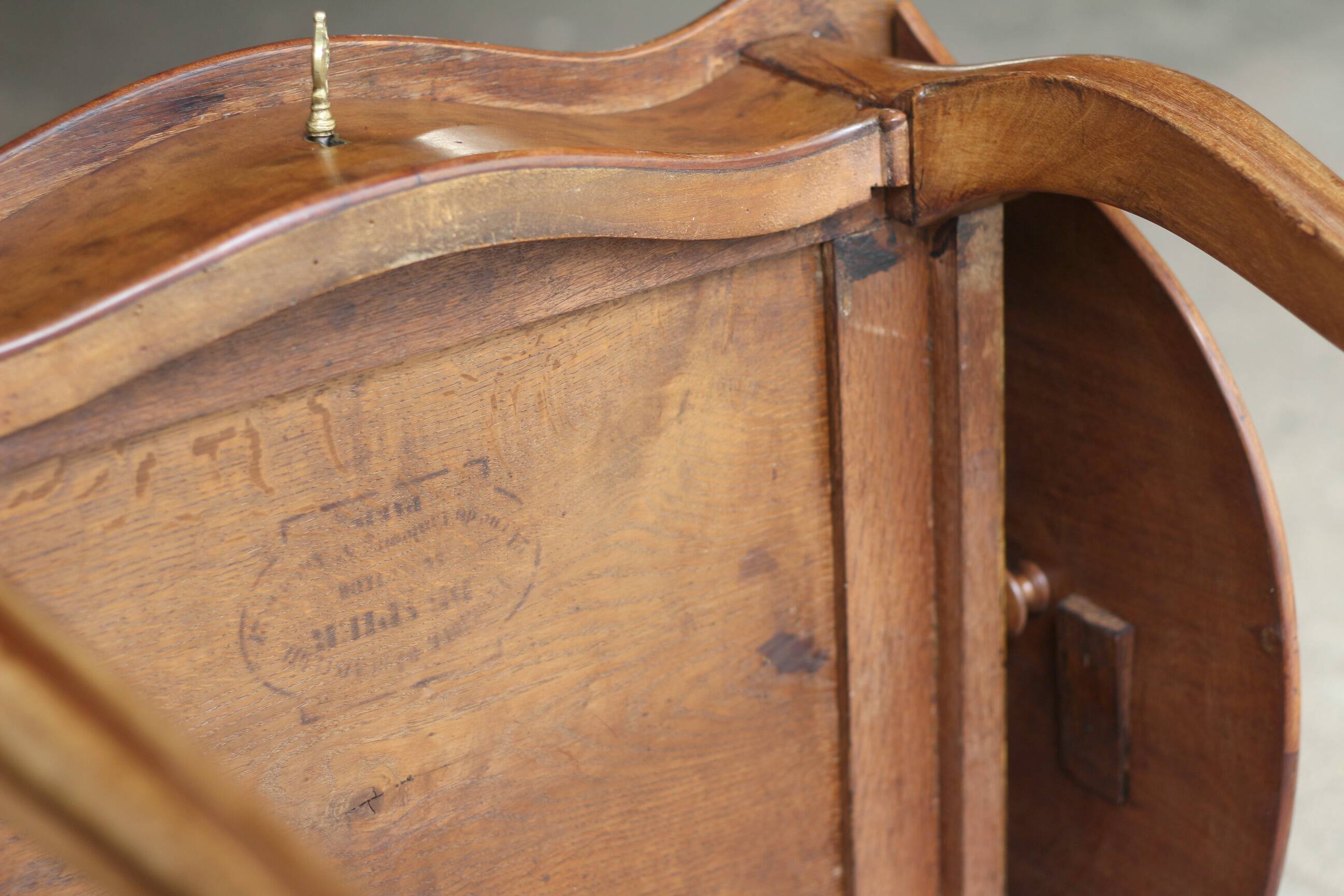 Charmante table Napoléon 3 estampillée (travail du Faubour, fin 19e).