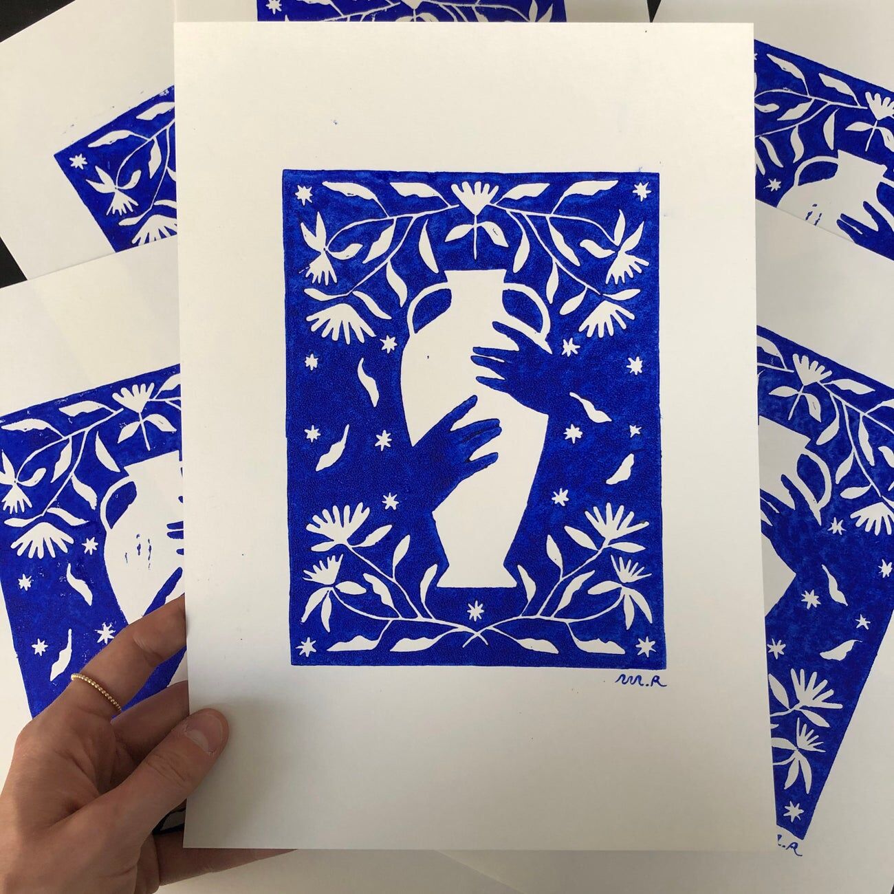 Linogravure "les mains bleues"