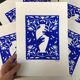 Linogravure "les mains bleues"