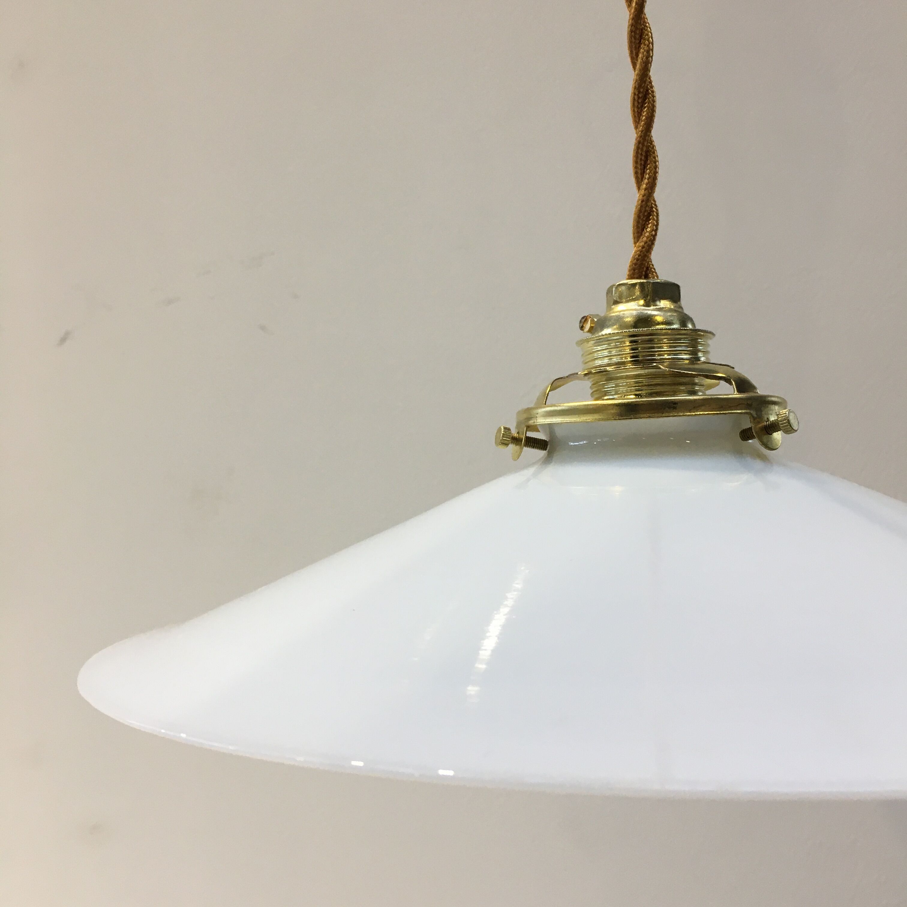 Paire de suspensions en opaline blanche