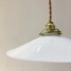 Paire de suspensions en opaline blanche