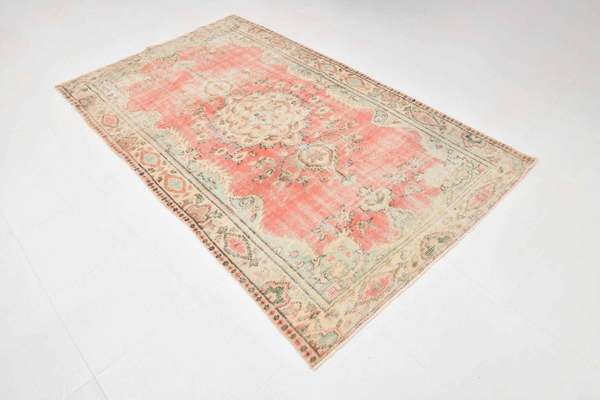 5x8 Coral Pink Classic Vintage Rug, 147x243 Cm