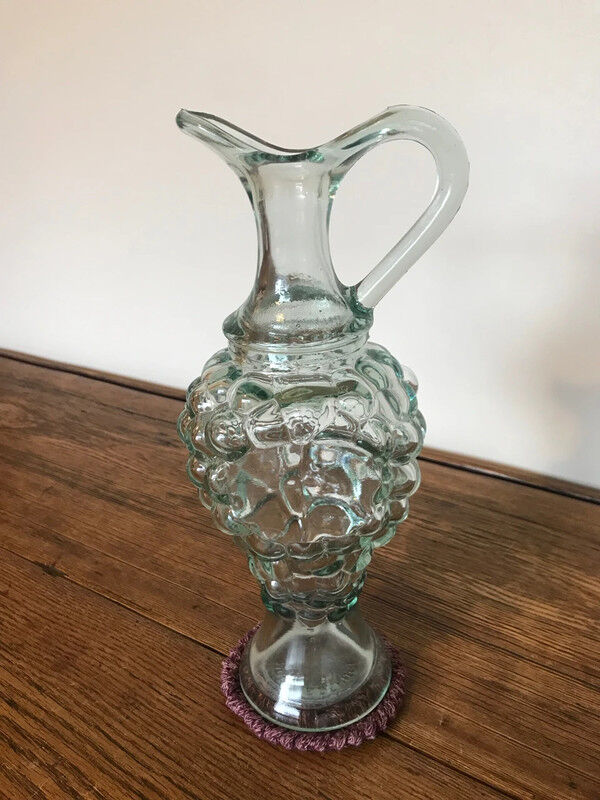 Carafe in the shape of a bunch of grapes