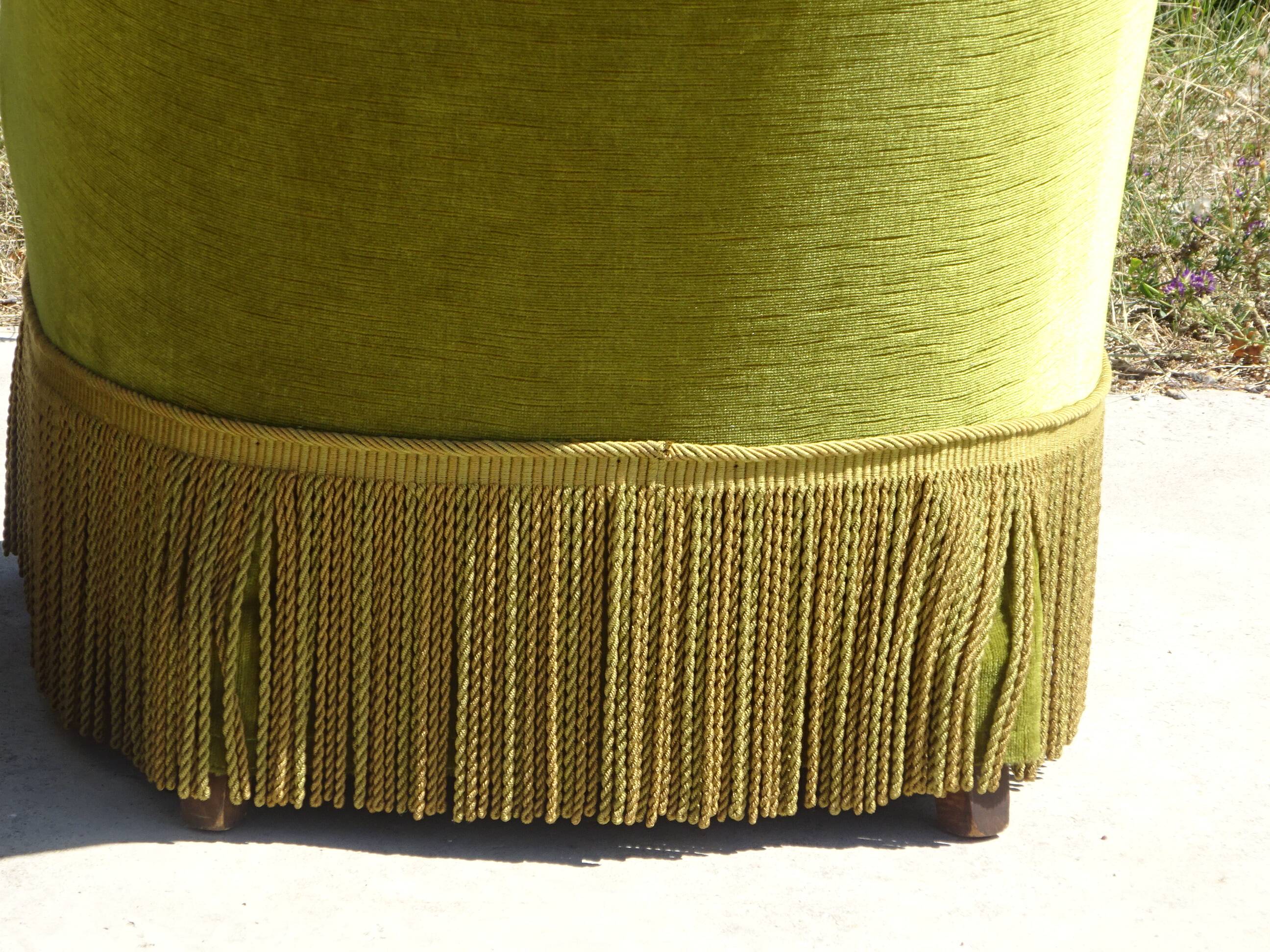 Paire de fauteuils crapauds en velours vert