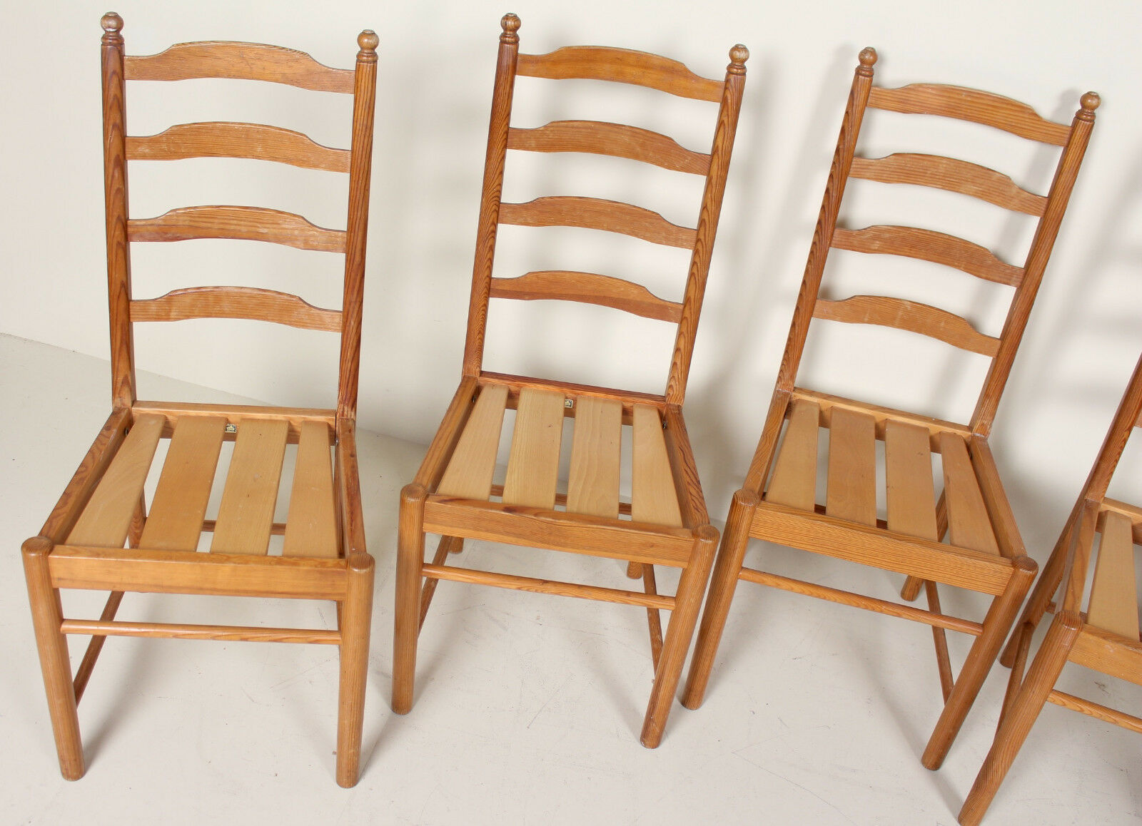 Dining table and 5 chairs of vintage Ercol pine refectory